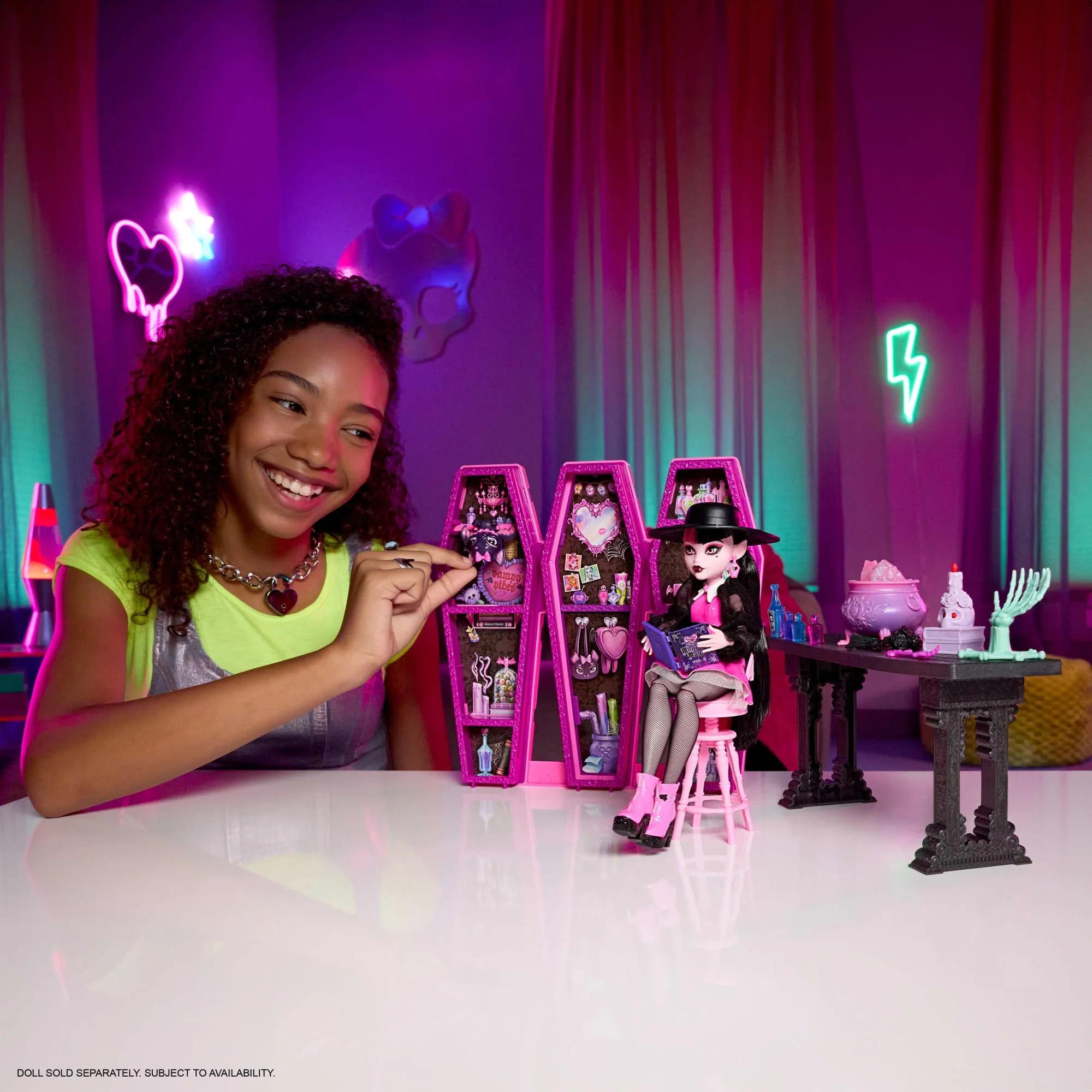 12'Den Fazla Aksesuar Ve Sürpriz Dönüşümler Içeren Monster High Draculaura'nın Gizli İksir Odası Oyun Seti - Image 2