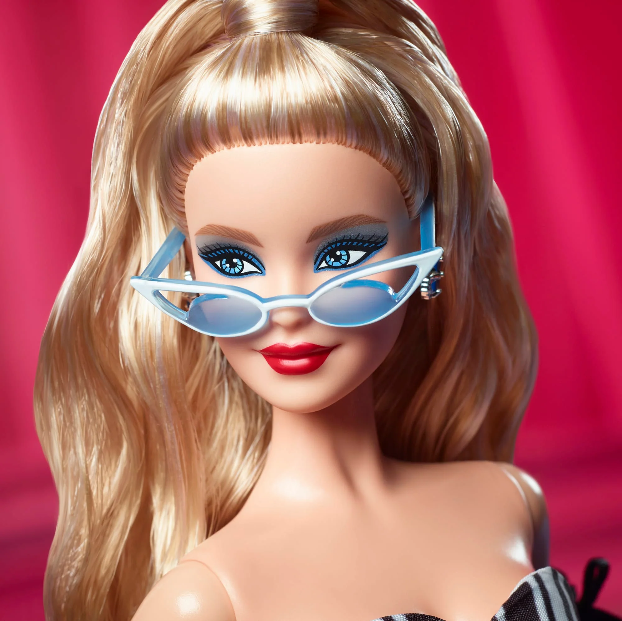 Barbie Signature 65° Anniversario bambola collezionabile con capelli biondi e abito bianco e nero - Image 3