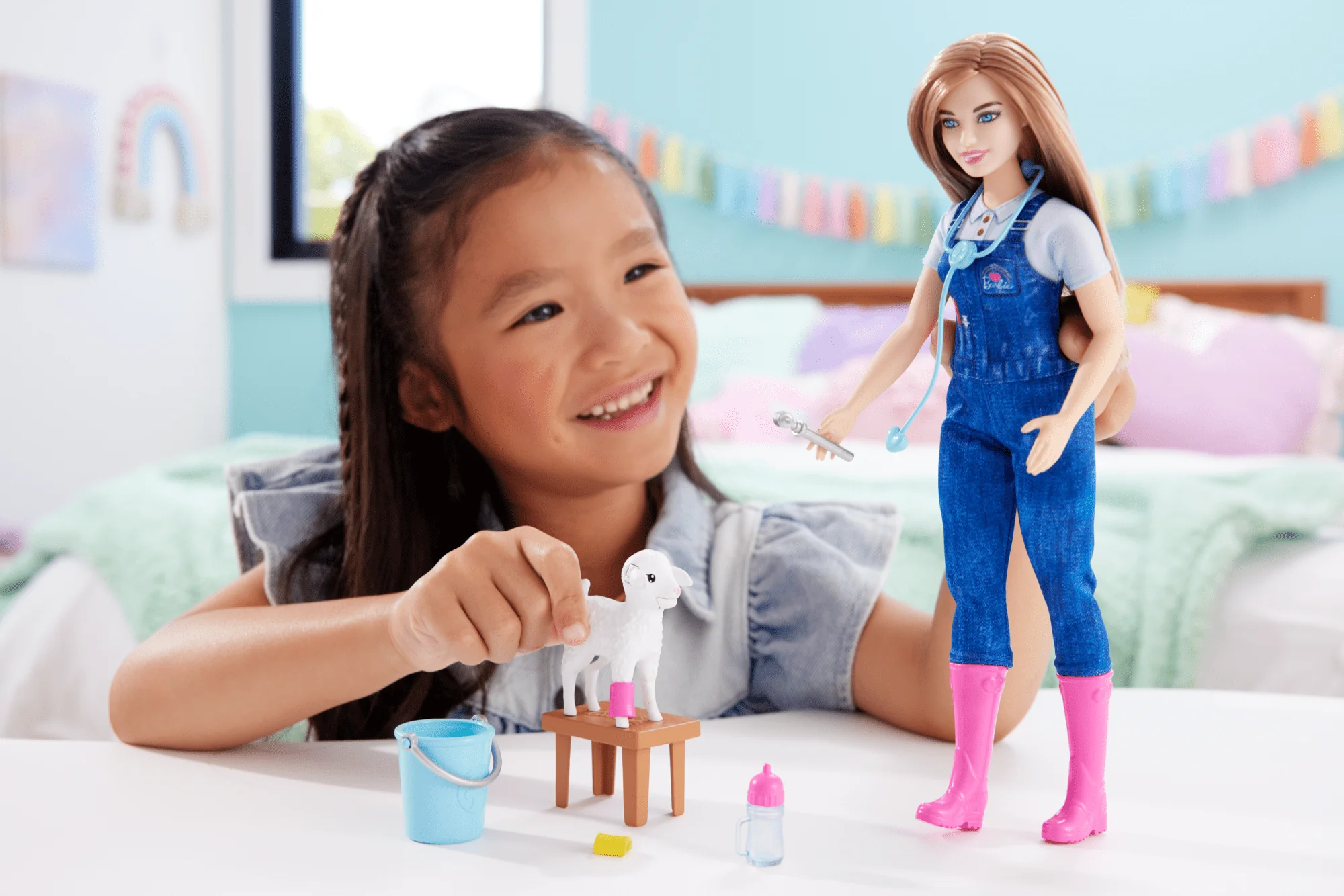 Barbie 65. Yıl Dönümü Kariyer Koleksiyonu Çiftlik Veterineri Bebek Ve Kulakları Hareket Eden Kuzu Dahil 10 Aksesuar - Image 2