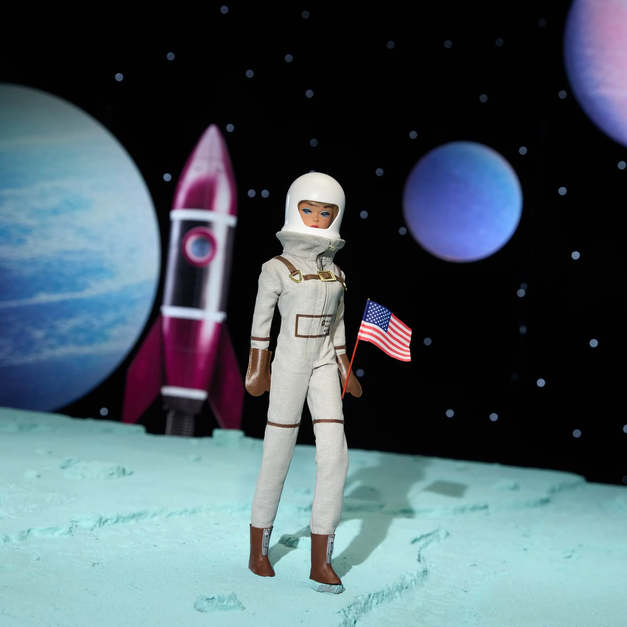 Barbie Signature Astronauta, Bambola Da Collezione Con Tuta Argentata, Stivali Spaziali E Casco - Image 2
