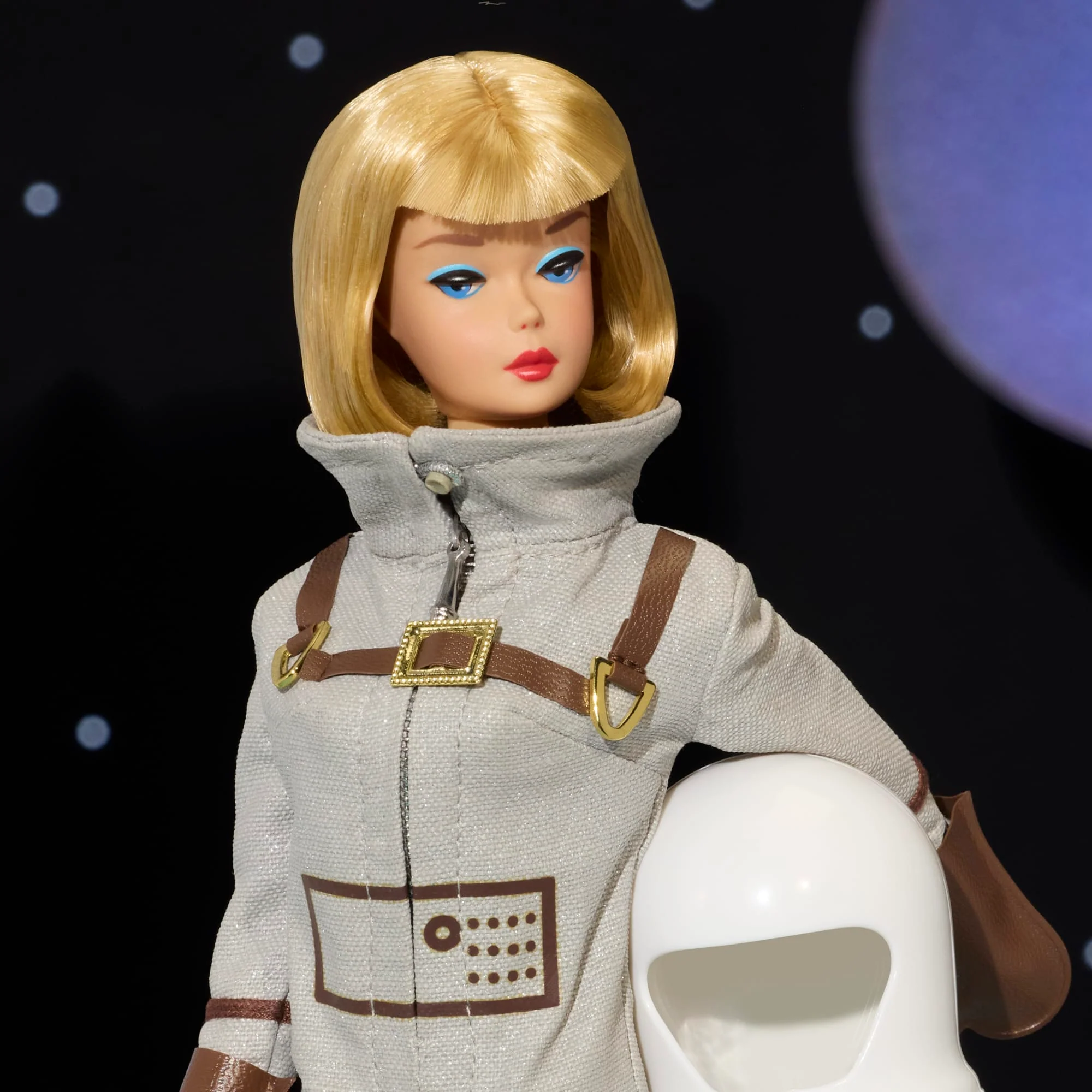 Barbie Signature Astronauta, Bambola Da Collezione Con Tuta Argentata, Stivali Spaziali E Casco - Image 3
