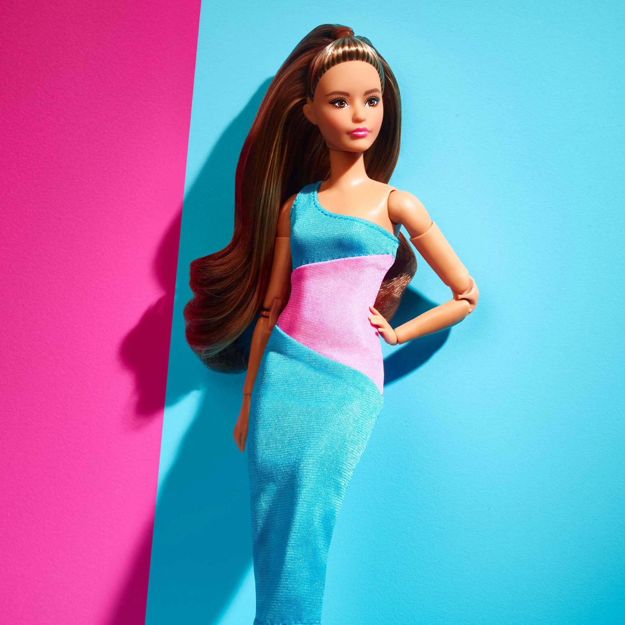 Barbie Looks 15 - Poupée Brune Avec Robe Midi Unie Color Block - Image 10