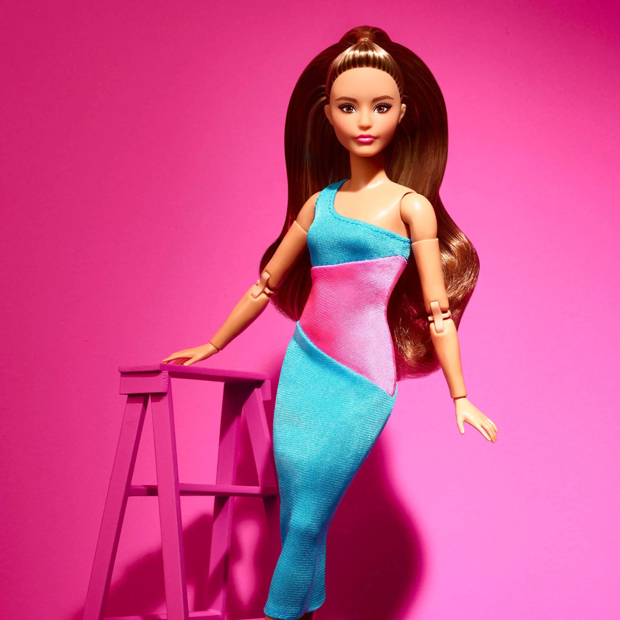 Barbie Looks 15 - Poupée Brune Avec Robe Midi Unie Color Block - Image 9