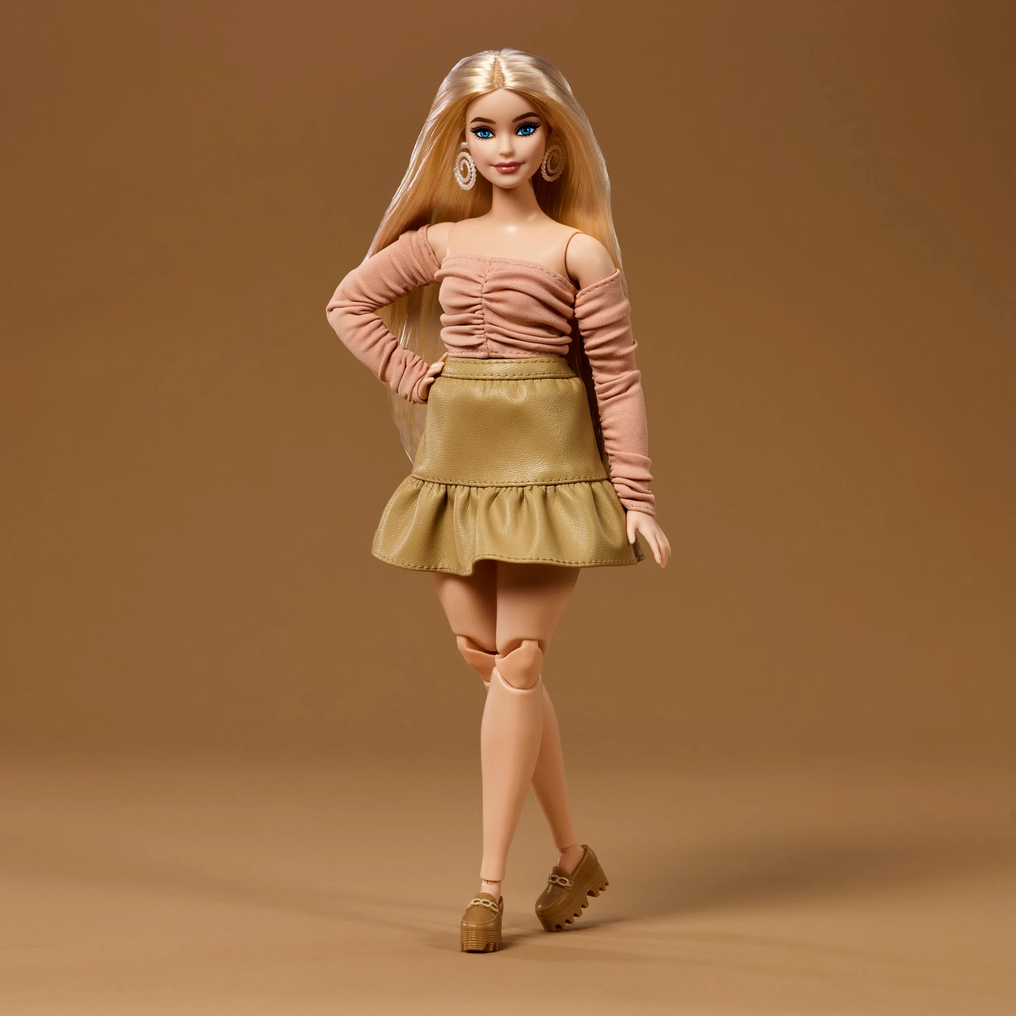 Barbie You Create Barbie Basics Neutral Kit 003, Individuell Gestaltbare Modepuppe Und Universell Passende Kleidung - Image 3