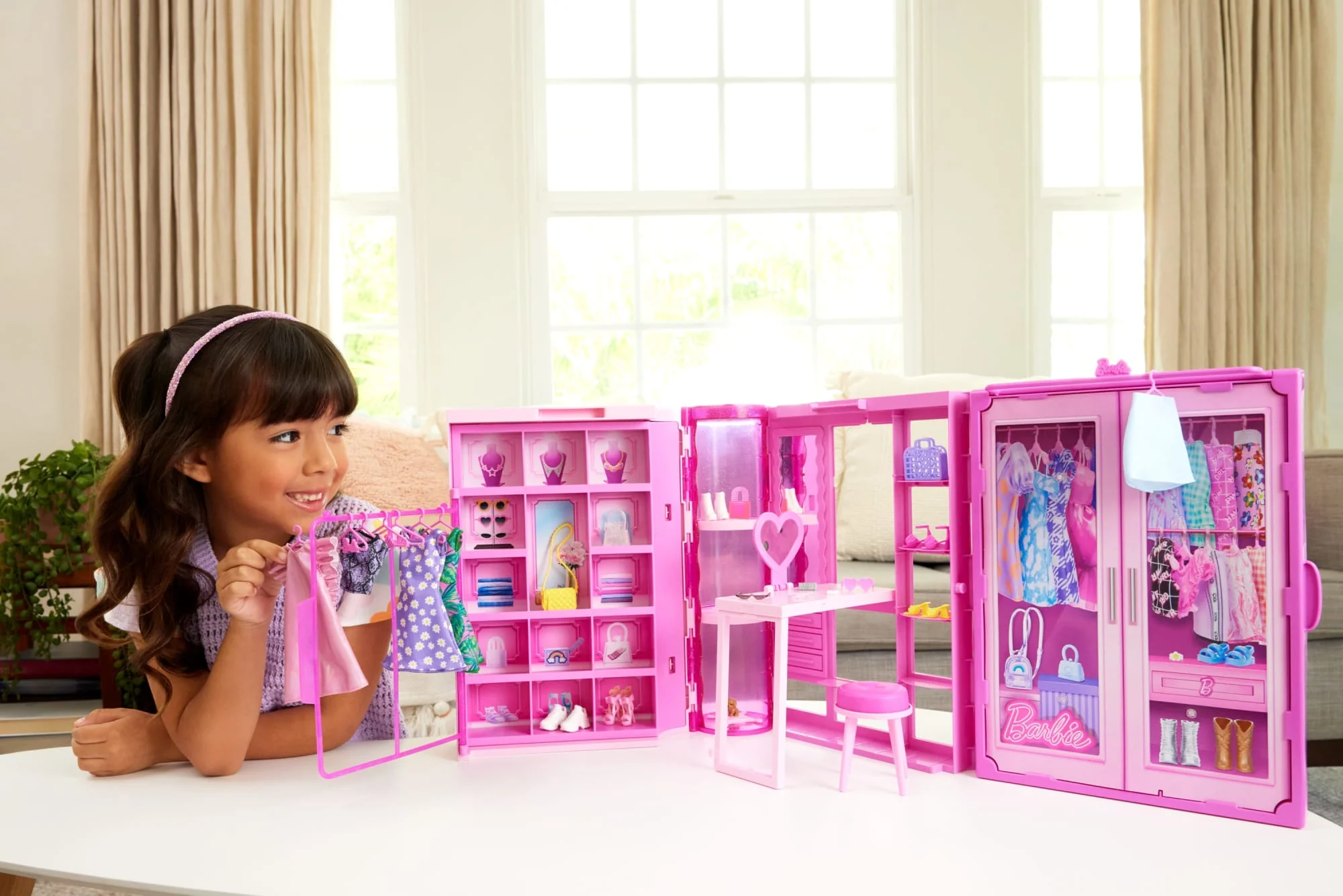 Barbie Δωμάτιο Μόδας Με Ρούχα Και Αξεσουάρ, Πλάτος 91 Εκ. Με 25+ Κομμάτια - Image 2