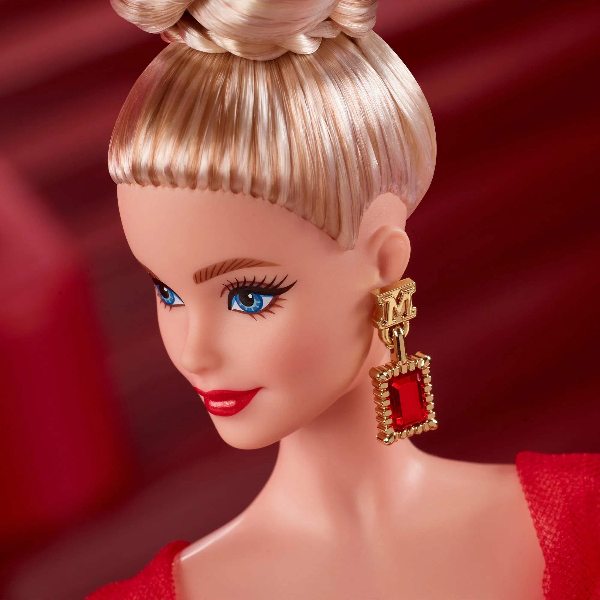 Συλλεκτική Κούκλα Barbie Signature Για Την 80Ή Επέτειο Της Mattel, Με Λαμπερό Κόκκινο Φόρεμα Με Τούλι, Ξανθά Μαλλιά - Image 4