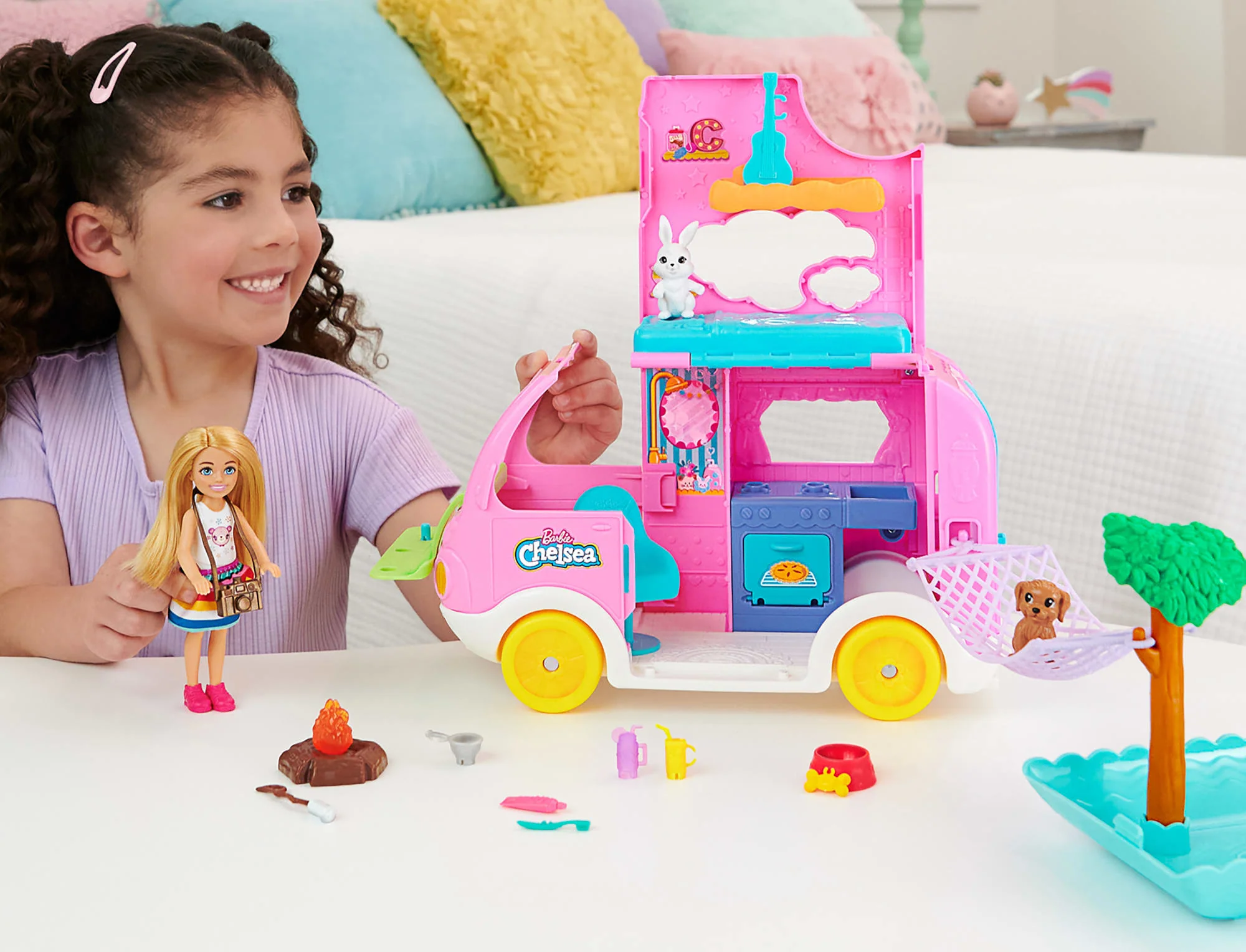 Barbie Chelsea 2-In-1-Camper-Spielset Mit Kleiner Chelsea-Puppe, 2 Haustieren Und 15 Zubehörteilen - Image 2