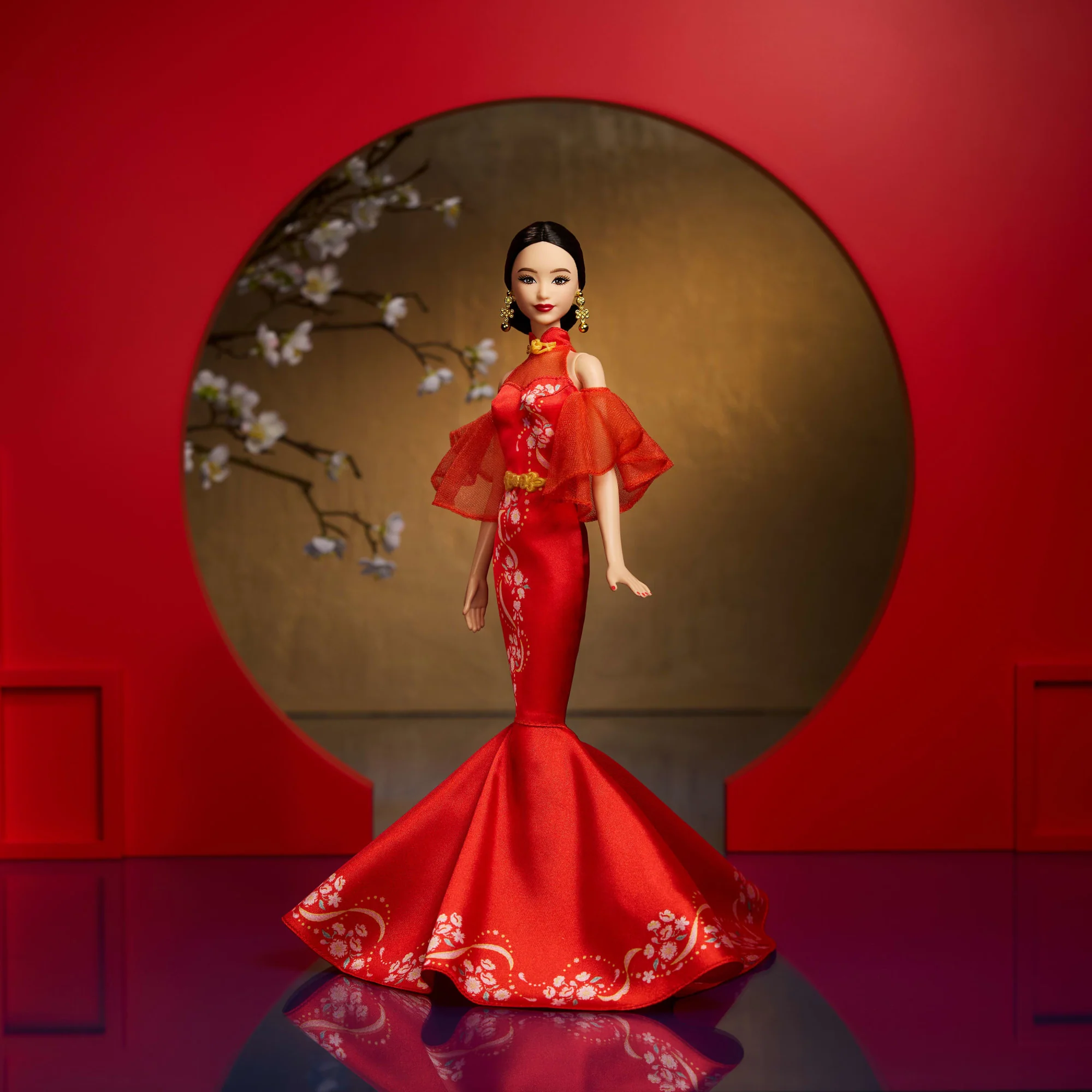 Barbie Signature Chinees Nieuwjaar Barbie Pop, Verzamelobject in Qipao Japon, Met Goudkleurige Accessoires - Image 2