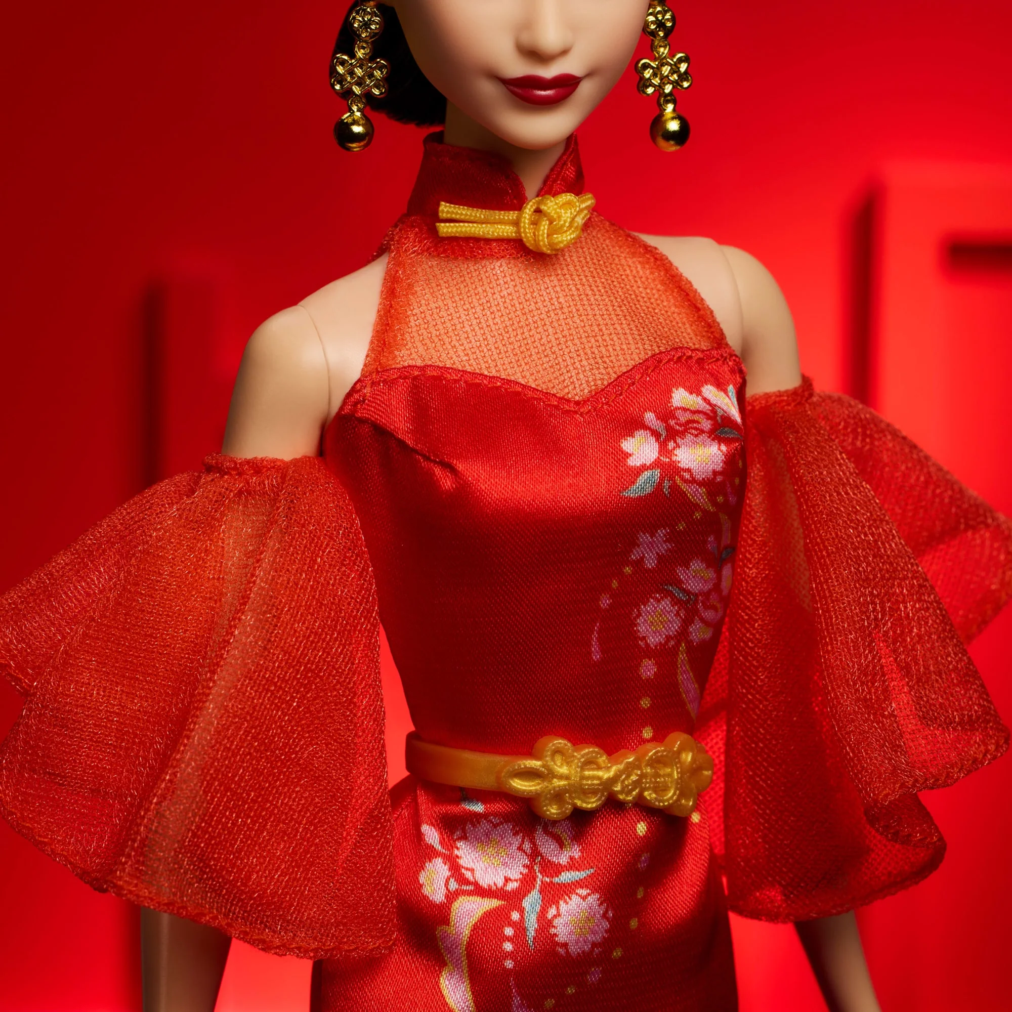 Barbie Signature Chinees Nieuwjaar Barbie Pop, Verzamelobject in Qipao Japon, Met Goudkleurige Accessoires - Image 4