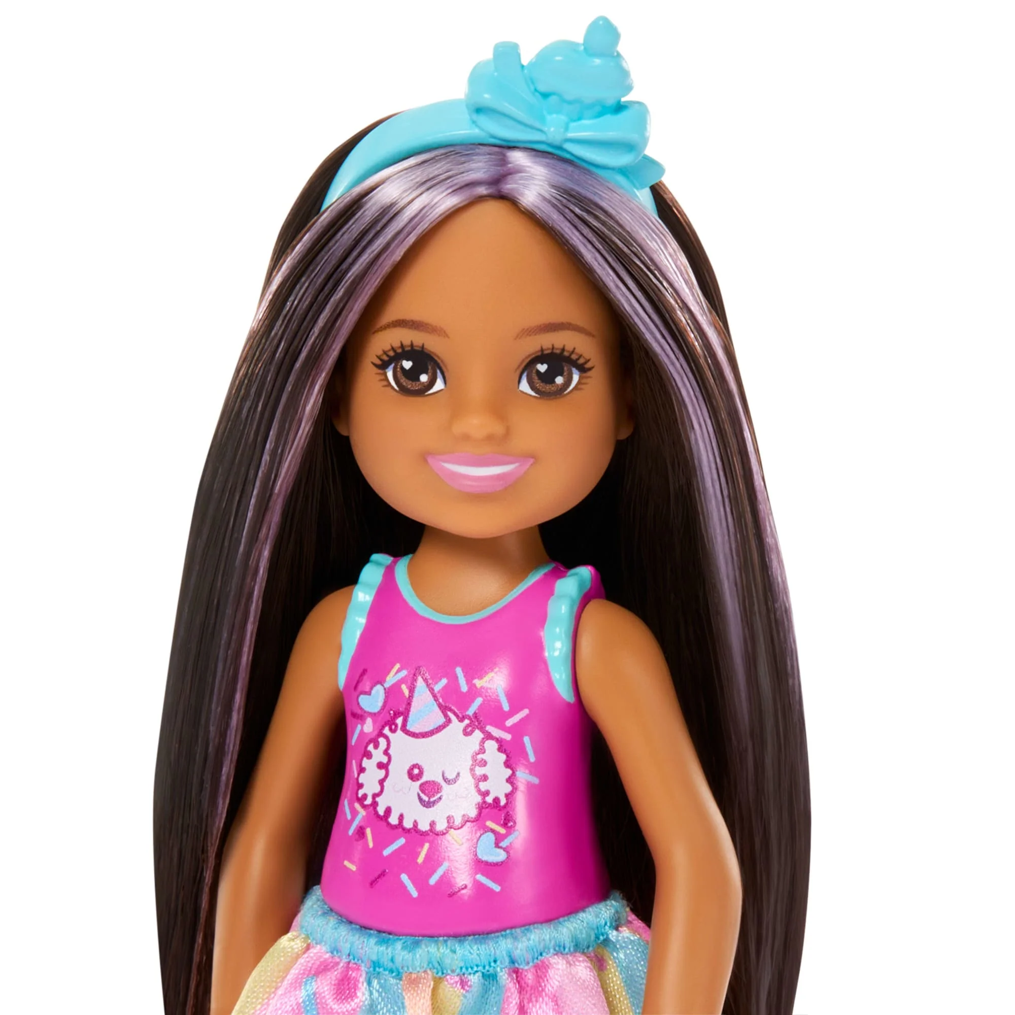 Muñeca Pequeña Del Club Chelsea De Barbie De 15,24Cm Con Temática De Cumpleaños, Pelo Castaño Con Mechas Moradas Y Accesorios De Fiesta - Image 2