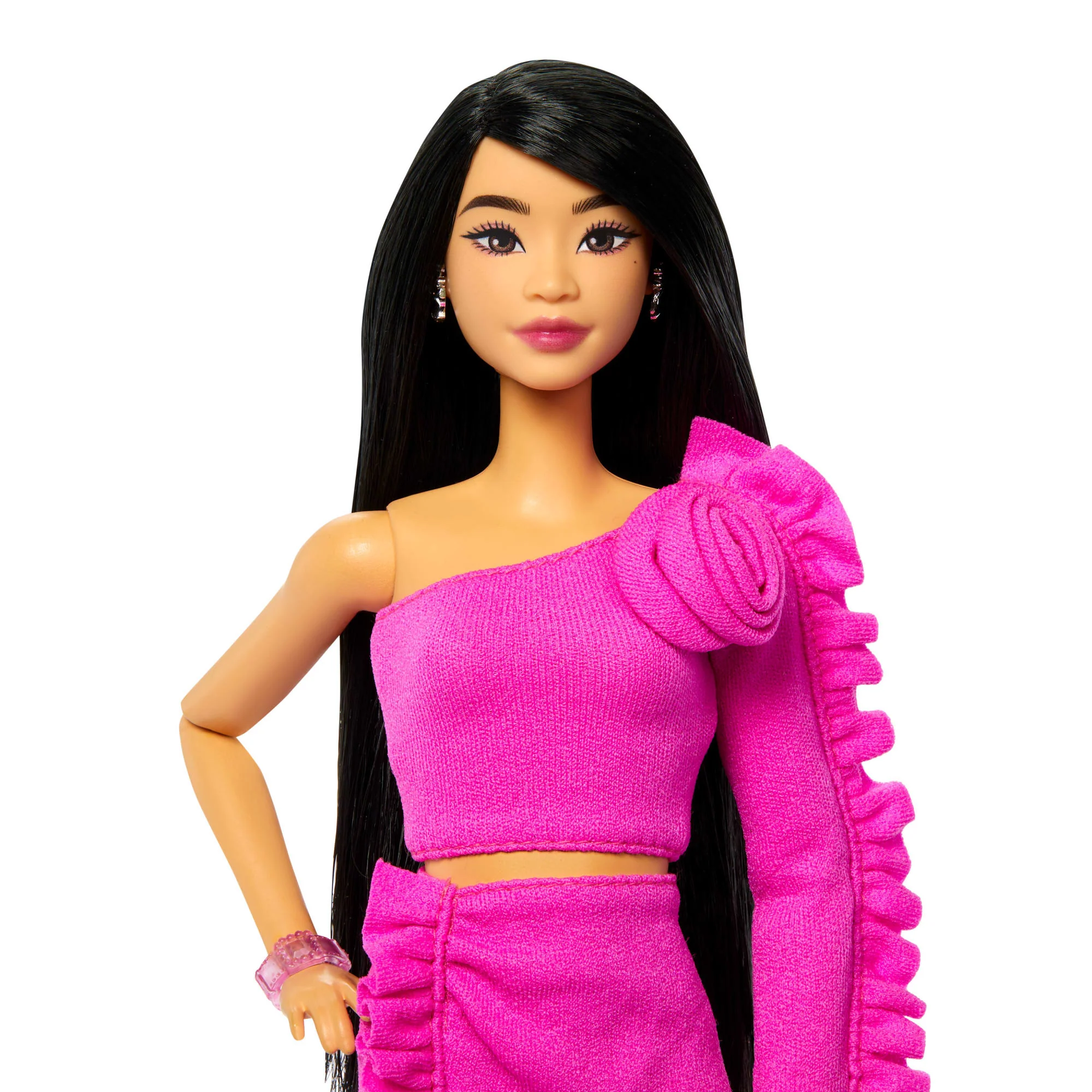 Κούκλα Barbie Deluxe Style #2 Με Ροζ Barbiecore Μπλουζάκι Και Φούστα Σετ, Μαύρα Μαλλιά Και Προσθετικό Πόδι. - Image 4