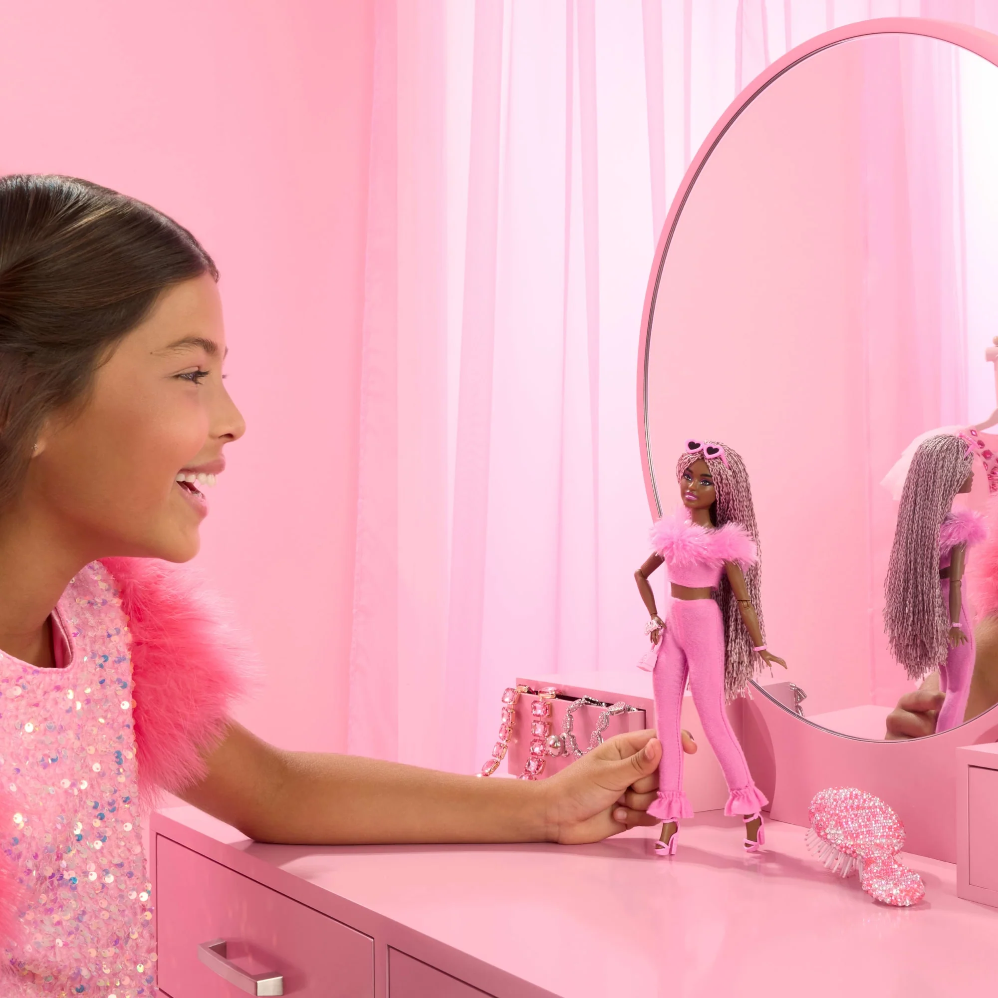 Κούκλα Barbie Deluxe Style #4 Με Μαλακό Ροζ Μπλουζάκι Και Παντελόνι, Ροζ Και Καφέ Κοτσιδάκια. - Image 2