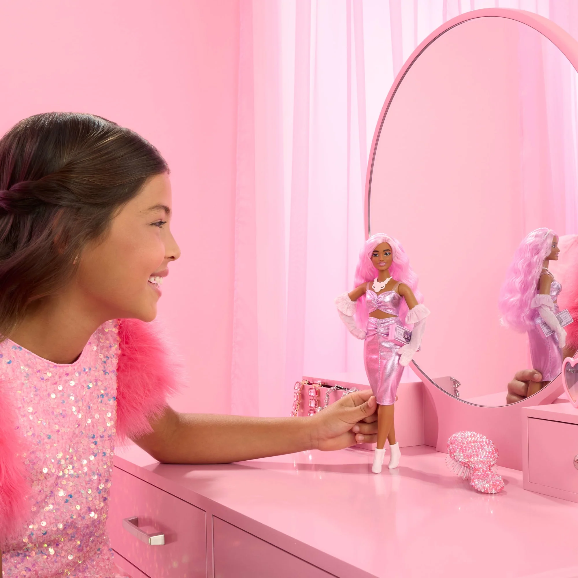 Barbie Deluxe Style-Puppe Nr. 1 Mit Glänzendem Rosa Barbiecore-Kleid, Samthandschuhen Und Rosa Haaren - Image 2
