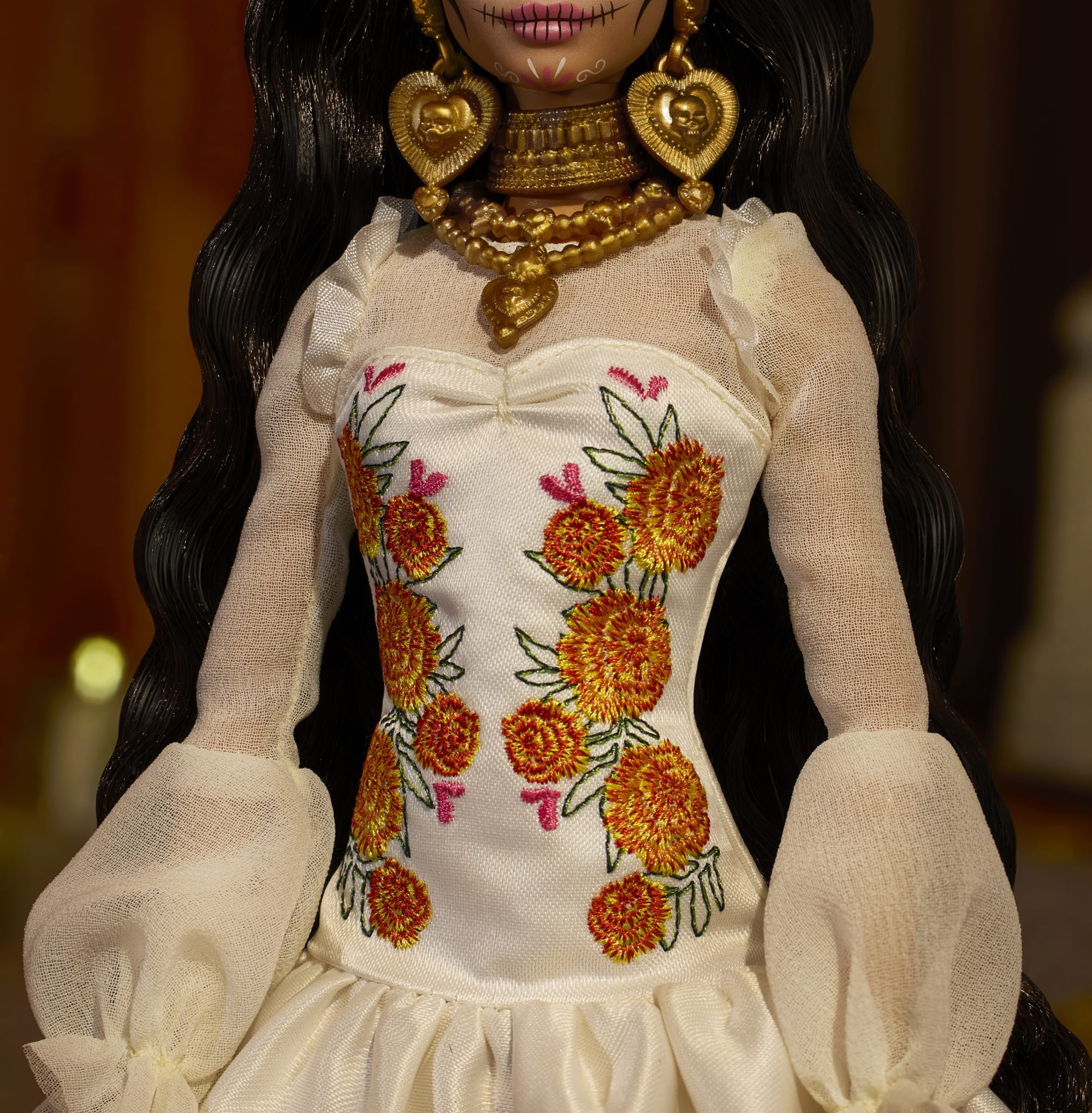 Barbie Signature Día De Muertos 2025, Bambola Da Collezione in Abito Color Crema Con Volant - Image 3