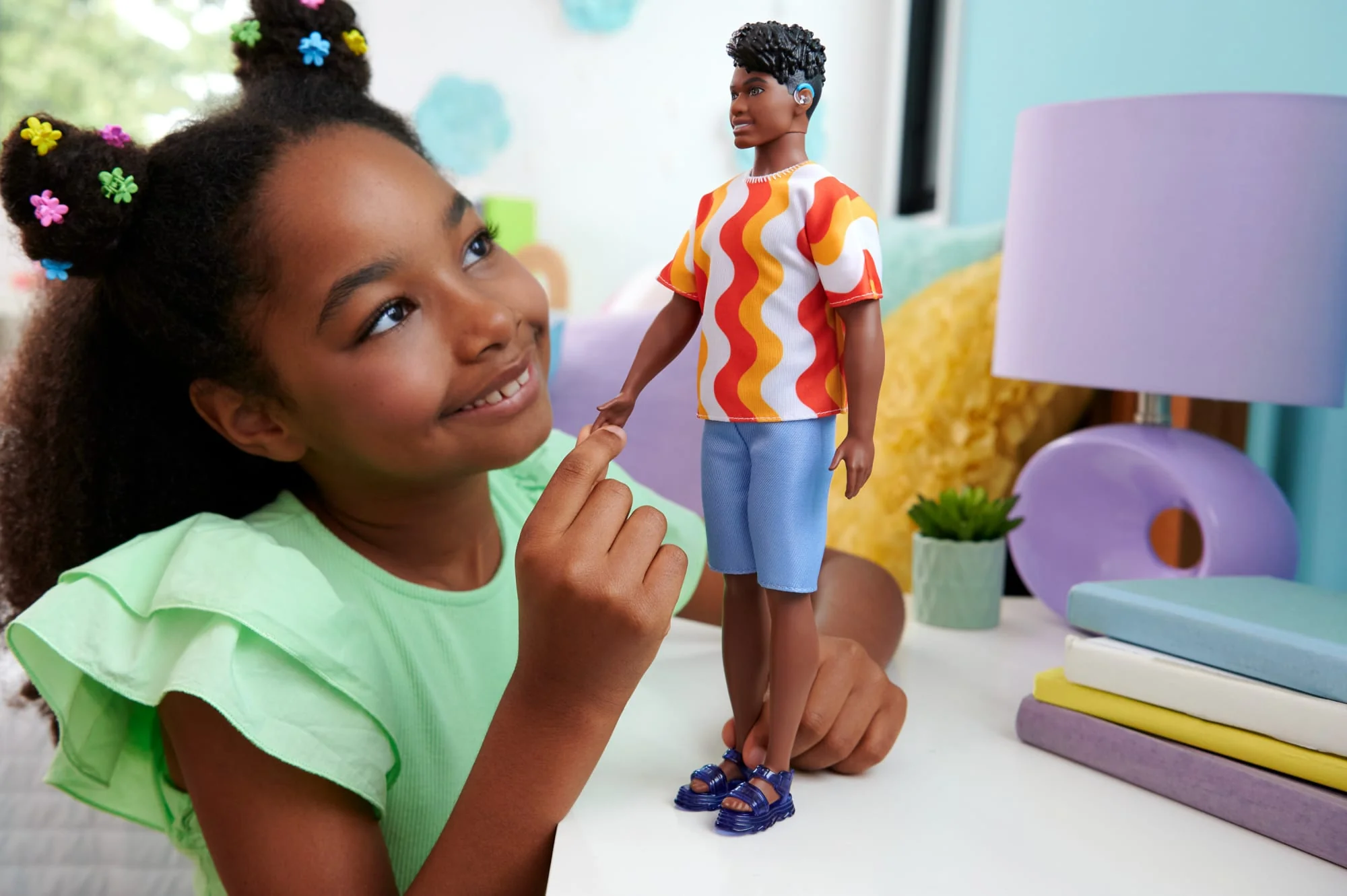 Barbie Fashionistas Ken-Puppe Nr. 220 Mit Hörgeräten, Die Ein Orangefarbenes Shirt Und Plateau-Schuhe Trägt - Image 2