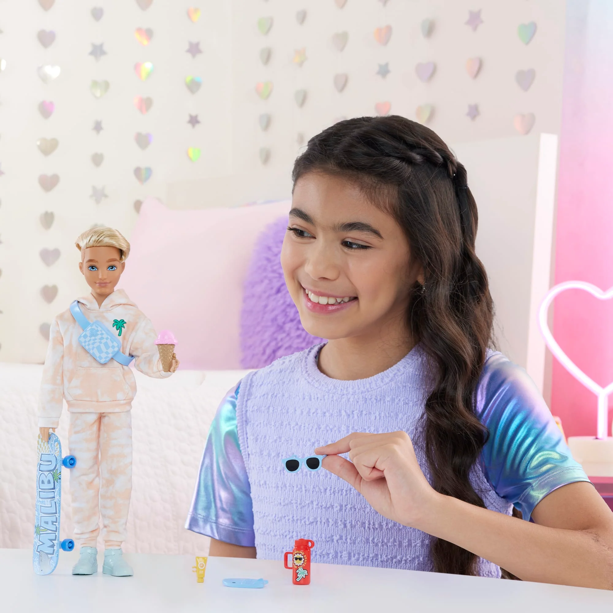 Muñeco De Moda Ken De Barbie Dream Besties Con 9 Accesorios Temáticos De Verano Y Monopatín - Image 2