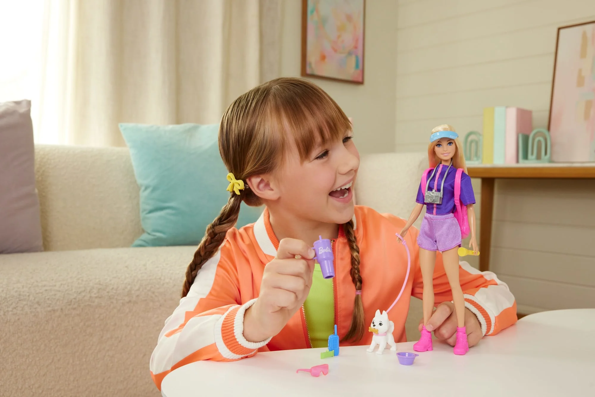 Barbie Outdoor-Abenteuer Modepuppe „Malibu“ Mit Mehr Als 10 Zubehörteilen Zum Thema Camping, Darunter Ein Hündchen - Image 2