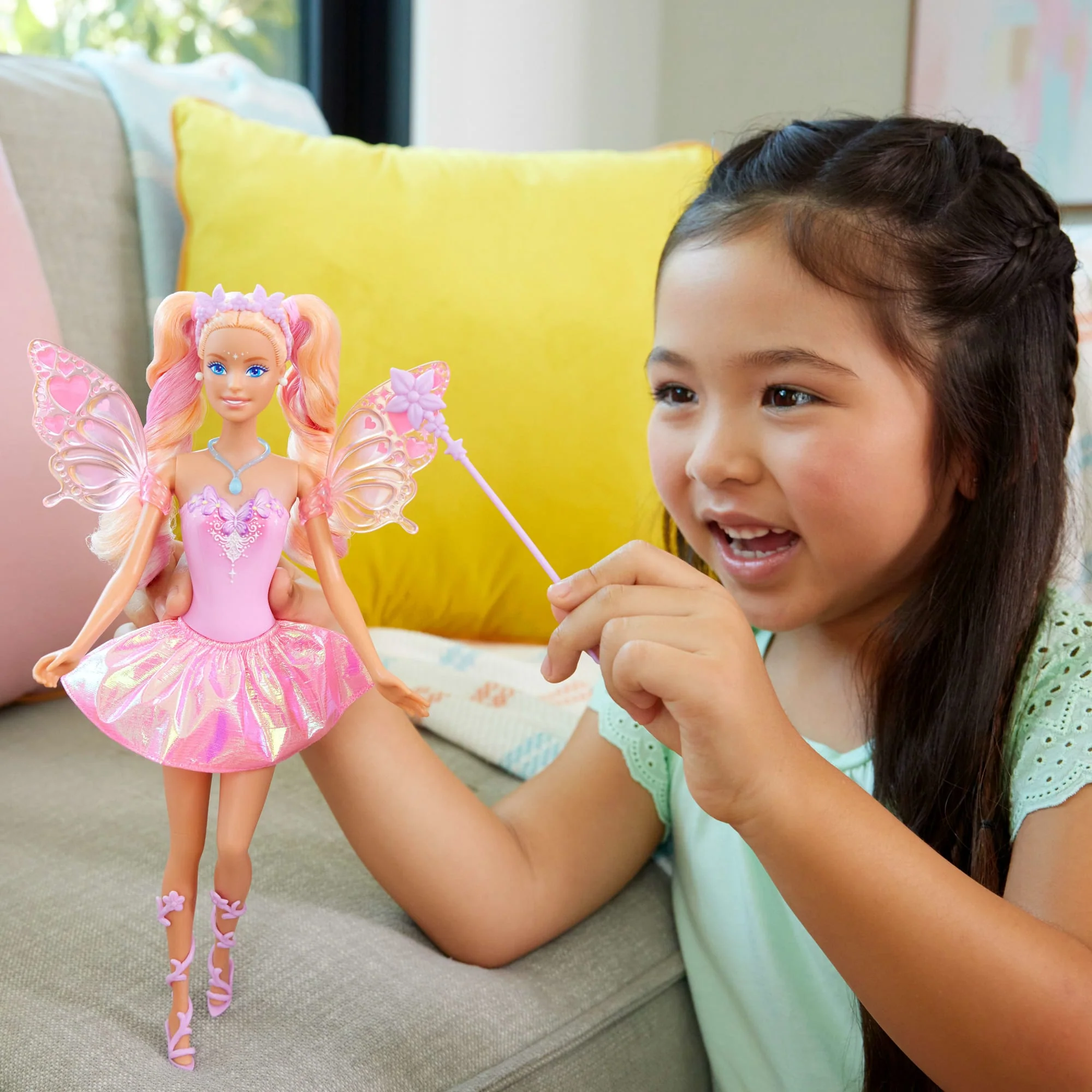 Barbie Fantasy Feenpuppe Mit Farbwechsel-Flügeln Und -Outfit, Spielzeugzauberstab Mit Schwamm Und Mode-Accessoires - Image 2