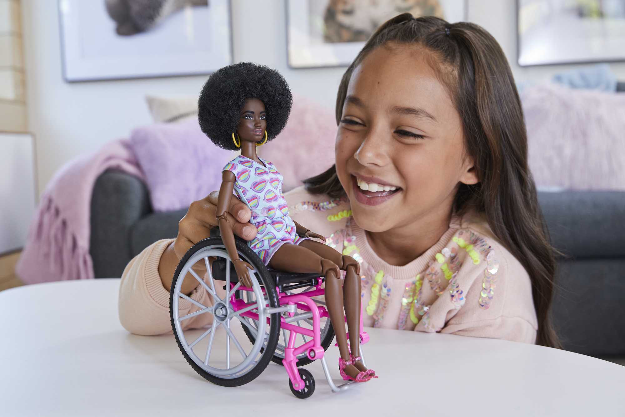 Barbie Fashionistas Lalka z wózkiem inwalidzkim i rampą - Image 2