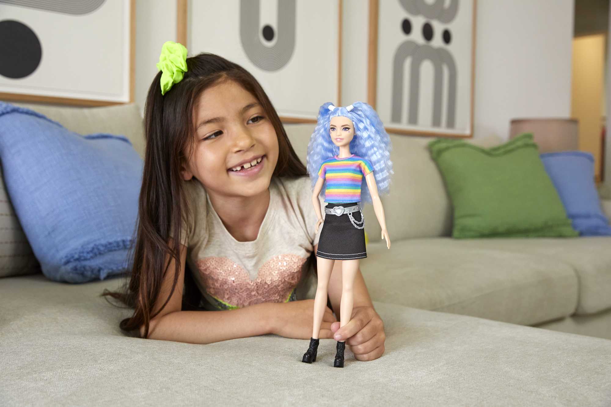 Barbie Fashionistas Puppe (Blaue Haare) Im Regenbogen-Shirt Und Rock - Image 2