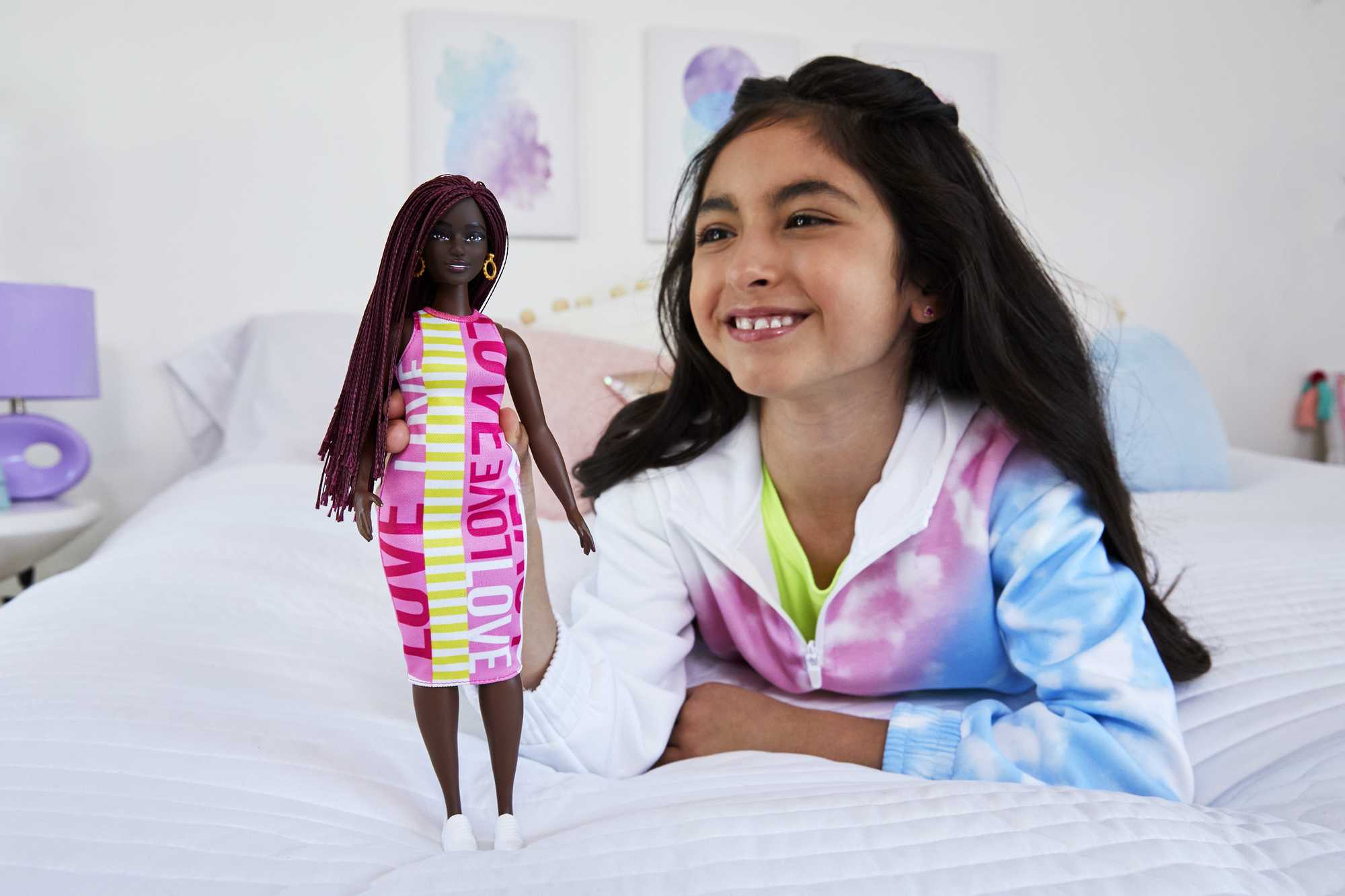 Barbie Fashionistas Puppe Im Ärmellosen Kleid Mit Der Aufschrift Love“, Kurvig, Purpurrote Zöpfe, Für Kinder Von 3 Bis 8 Jahren - Image 2