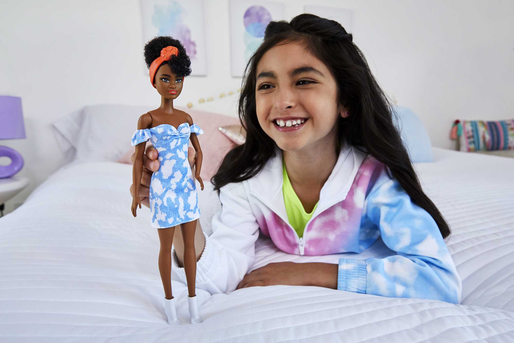 Barbie Fashionistas Puppe Im Schulterfreien Gebleichten Jeanskleid, Schwarze Haare, Bandana, Für Kinder Von 3 Bis 8 Jahren - Image 3