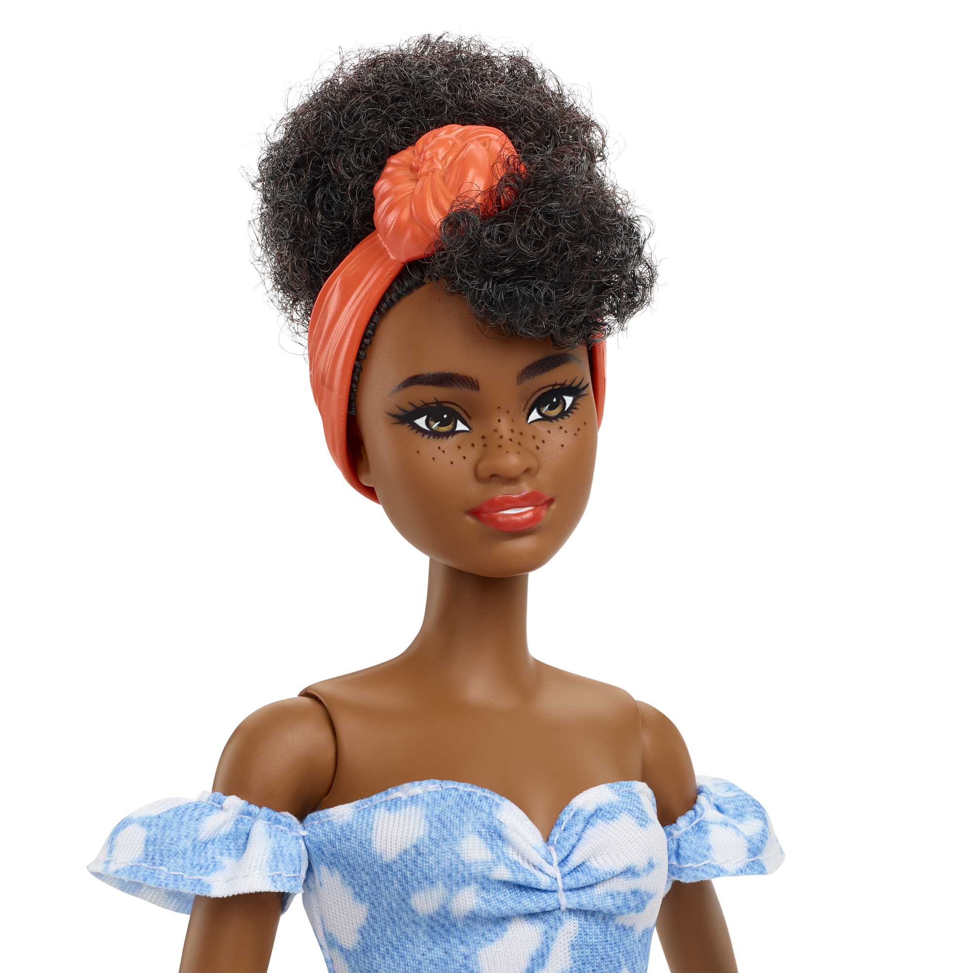Barbie Fashionistas Puppe Im Schulterfreien Gebleichten Jeanskleid, Schwarze Haare, Bandana, Für Kinder Von 3 Bis 8 Jahren - Image 4