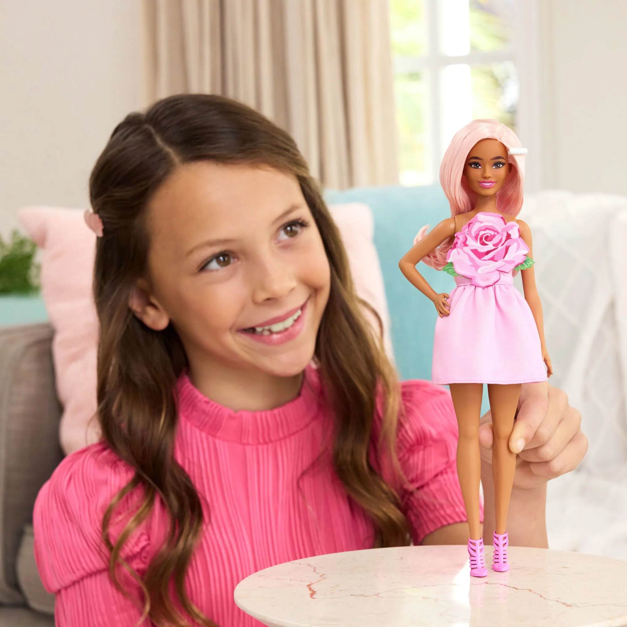 Barbie Fashionistas Puppe Nr. 238 in Einem Trägerlosen Rosenkleid, Rosa Haare Mit Spangenzubehör - Image 2