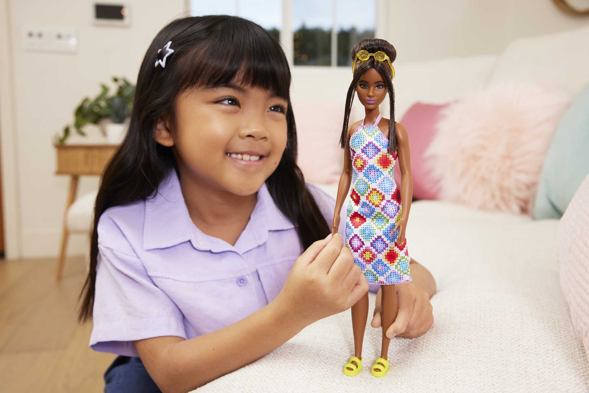 Barbie Fashionistas-Puppe Nr. 210 Mit Dutt Und Gehäkeltem Neckholderkleid - Image 2