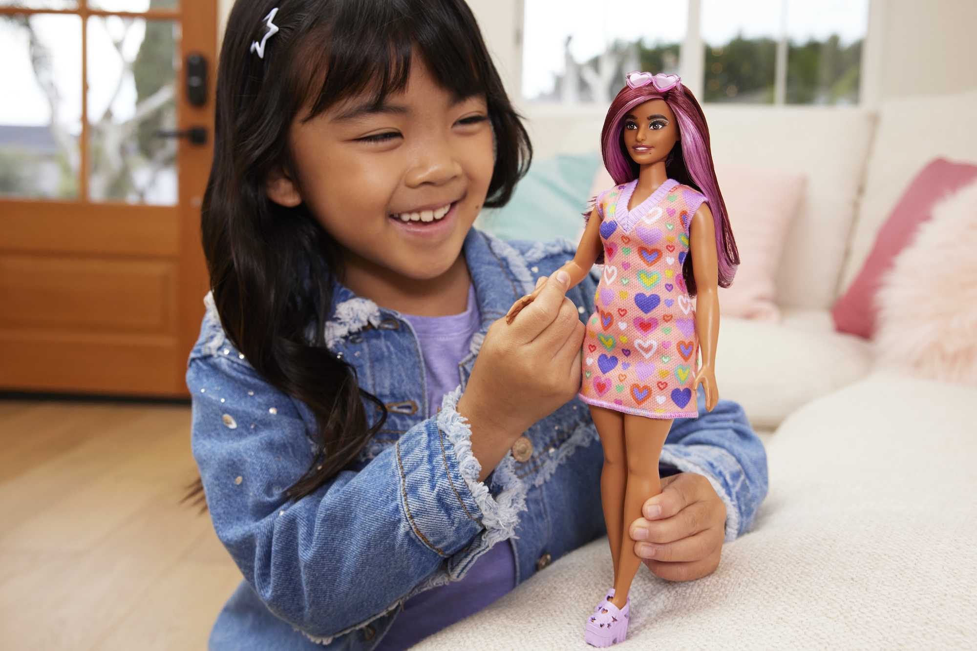 Barbie Fashionistas Puppe Nr. 207 Mit Pinkfarbenen Strähnen Und Kleid Mit Herzaufdruck - Image 2