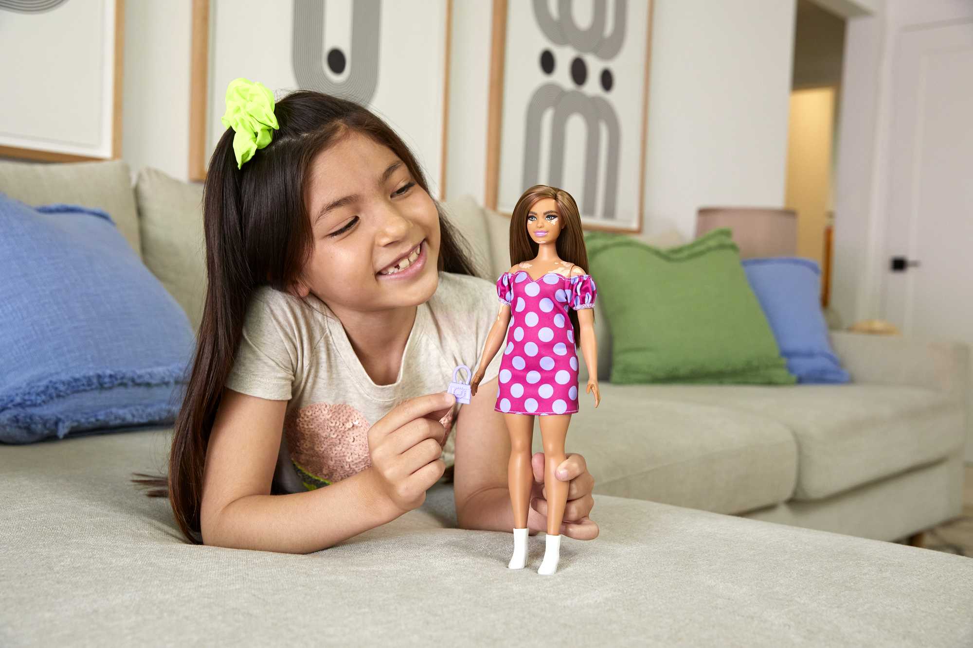 Barbie Fashionistas Puppe (Vitiligo) Im Schulterfreien Polka Dot Kleid - Image 2