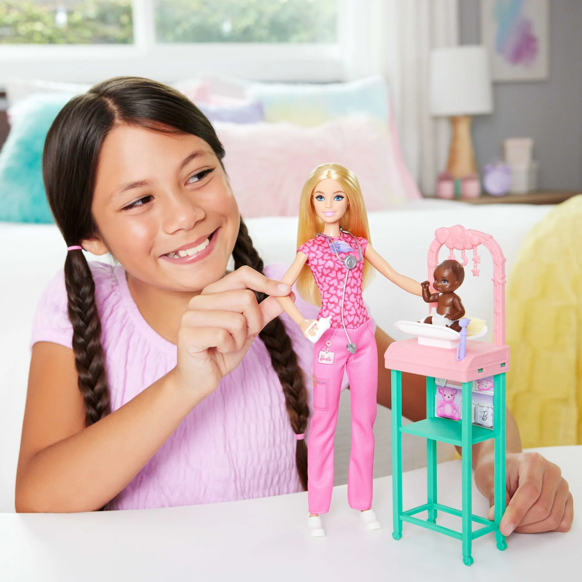 Barbie Kinderärztin-Puppe Mit Blonder Modepuppe, 1 Baby-Patientenpuppe, Möbel Und Zubehör - Image 2
