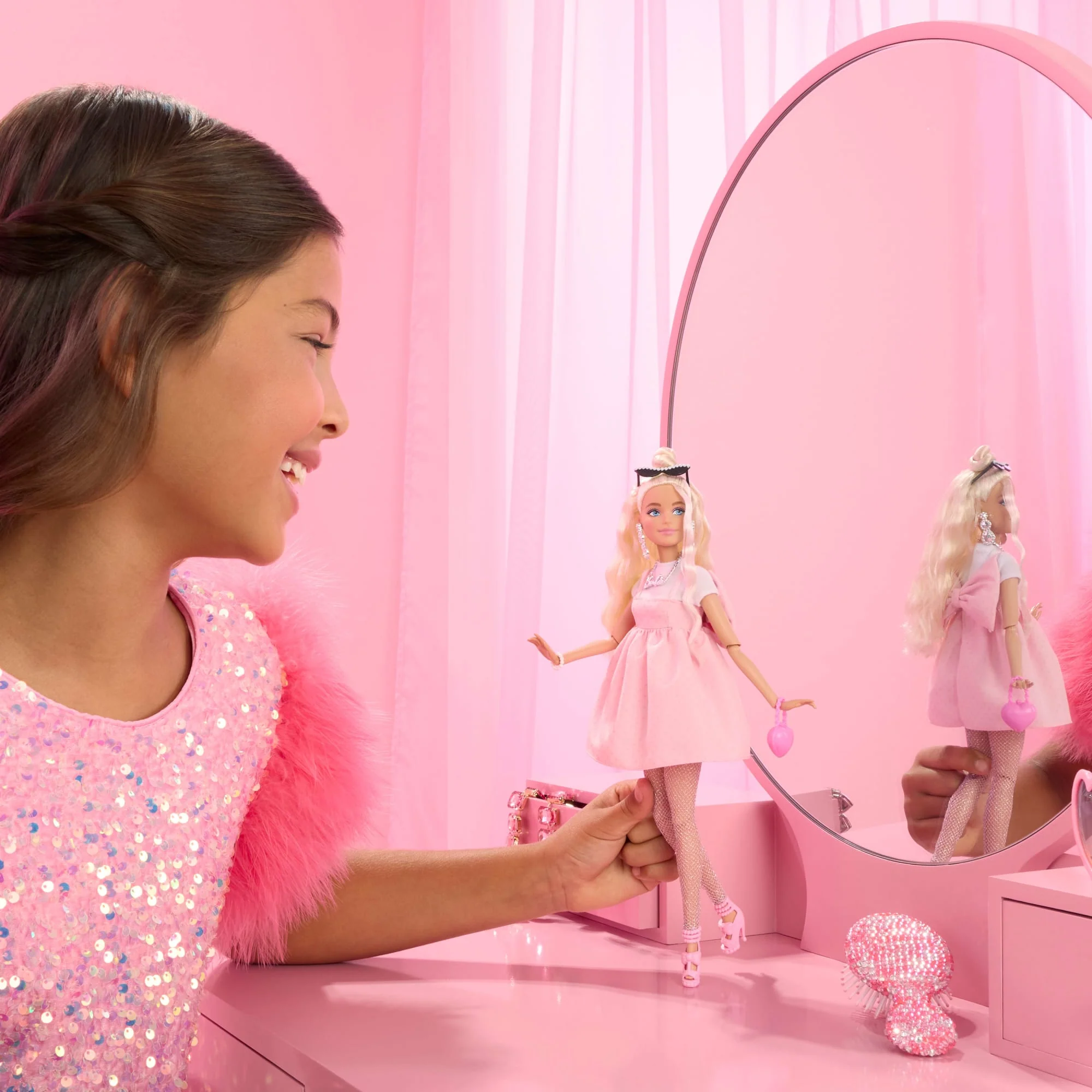 Barbie Luxe Stijl Pop Nr. 3 in Pastelroze Barbiecore Jurk Met Oversized Strik, Blond Haar - Image 2