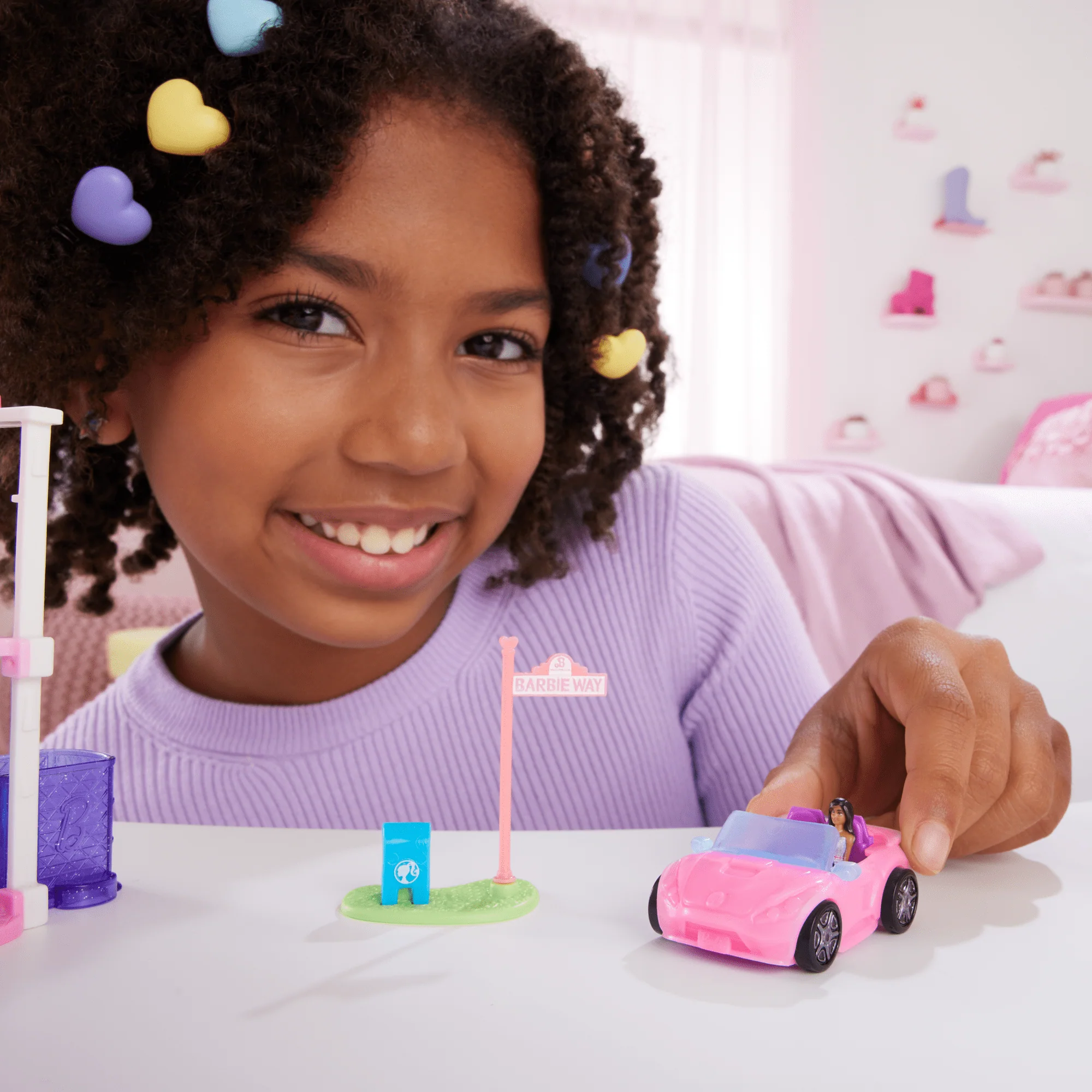 Barbie Mini Barbieland, Set Con Veicolo E Bambola Da 3,8 Cm, Decappottabile Con Effetto Cambia Colore - Image 2