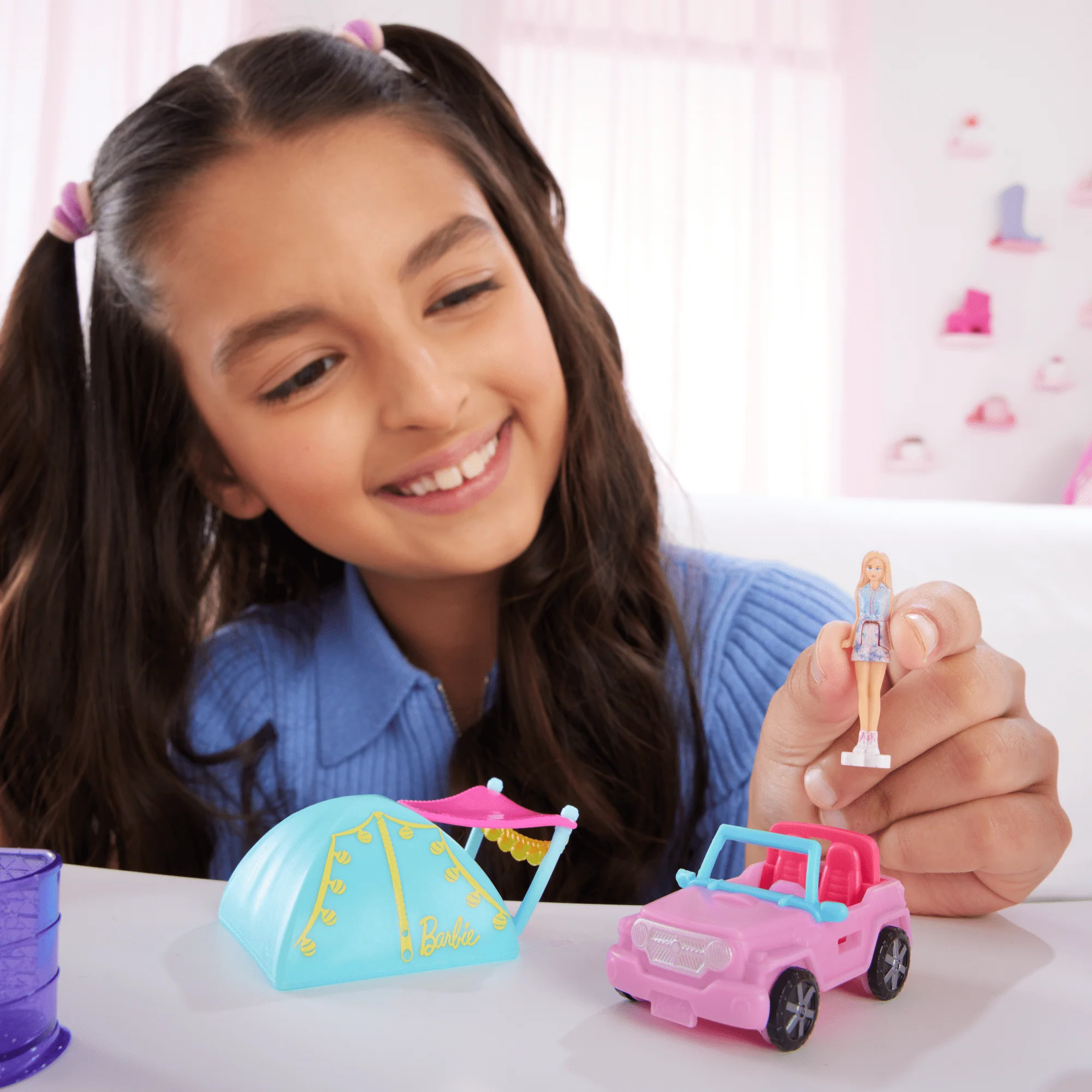 Barbie Mini Barbieland, Set Con Veicolo E Bambola Da 3,8 Cm, Suv Cambia Colore E Tenda - Image 2