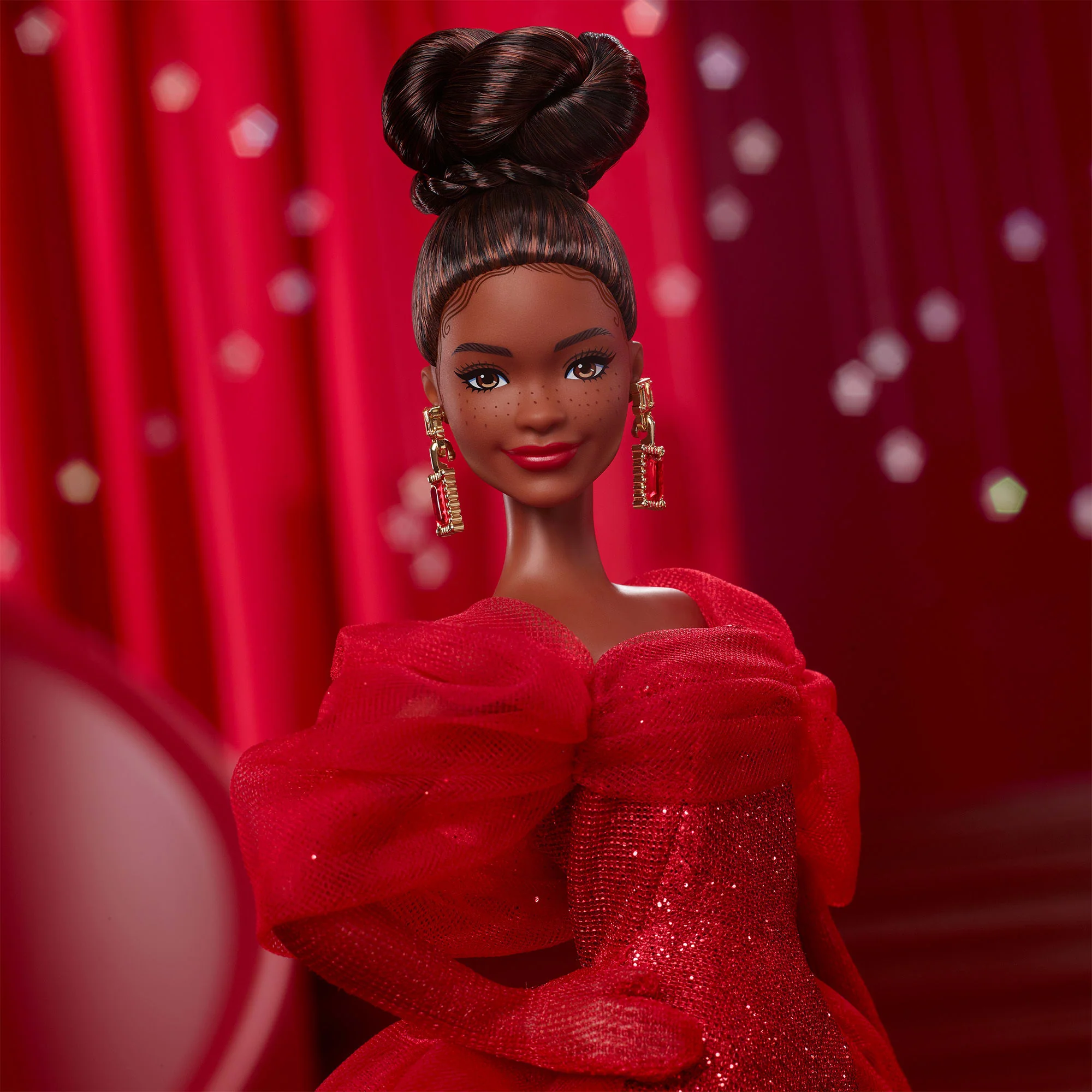 Muñeca Barbie Signature Coleccionable Del 80. Aniversario De Mattel, Vestido De Tul Rojo Brillante, Pelo Moreno - Image 3