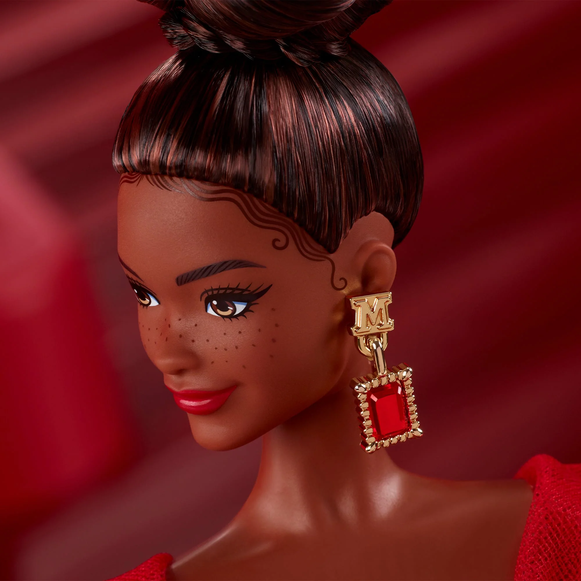 Muñeca Barbie Signature Coleccionable Del 80. Aniversario De Mattel, Vestido De Tul Rojo Brillante, Pelo Moreno - Image 4