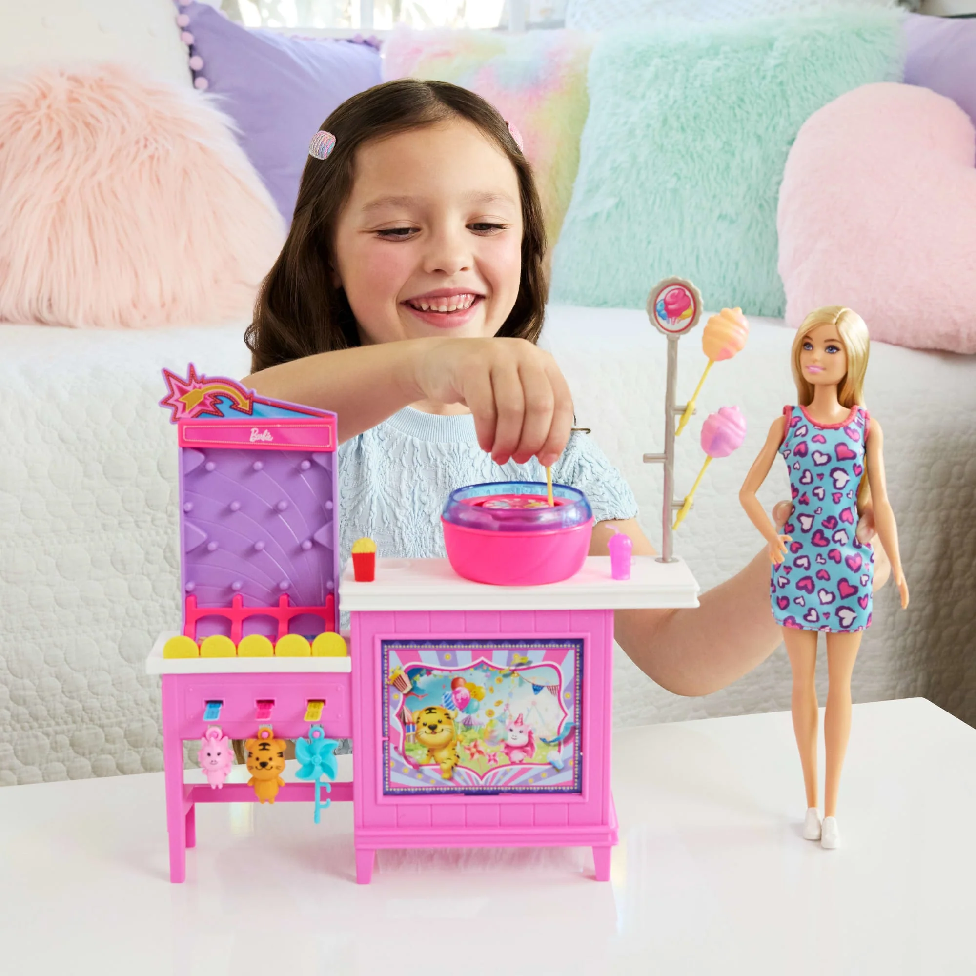 Barbie Mysteries: Beach Detectives Playset Con Bambola Barbie 'Malibu', Gioco E Zucchero Filato E Accessori - Image 2