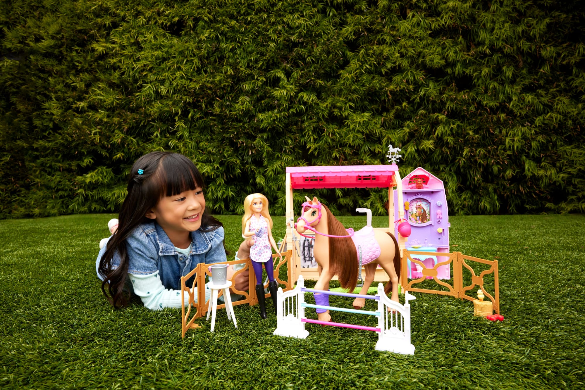 Barbie Mysteries The Great Horse Chase Ultimate Stable Playset - Image 2