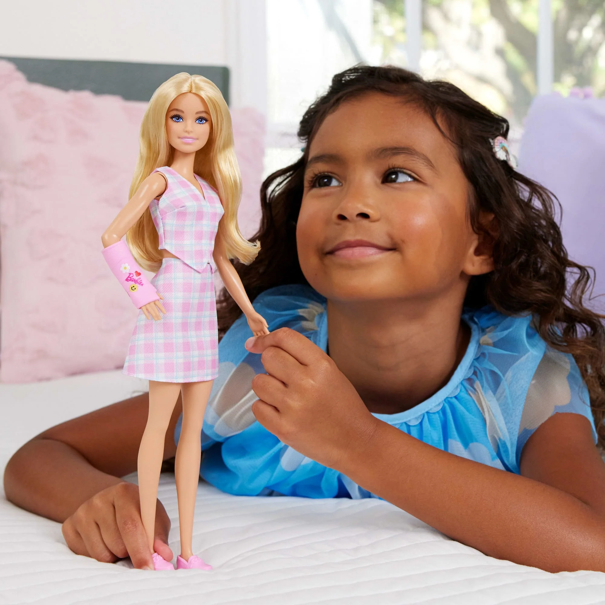 Barbie Fashionistas-Puppe Nr. 243 Mit Rosa Gipsarm Und Kariertem Top Und Rock, Blond - Image 2
