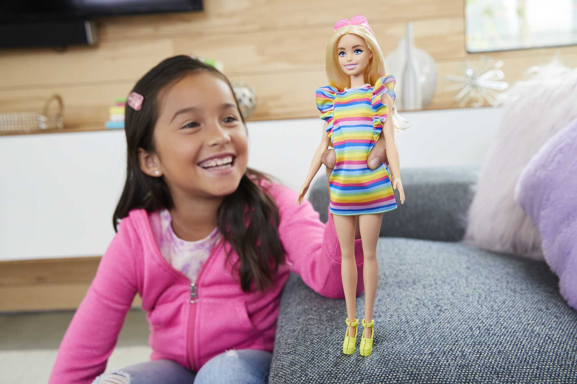 Barbie-Puppe Mit Zahnspange Und Regenbogenkleid, Barbie Fashionistas - Image 2