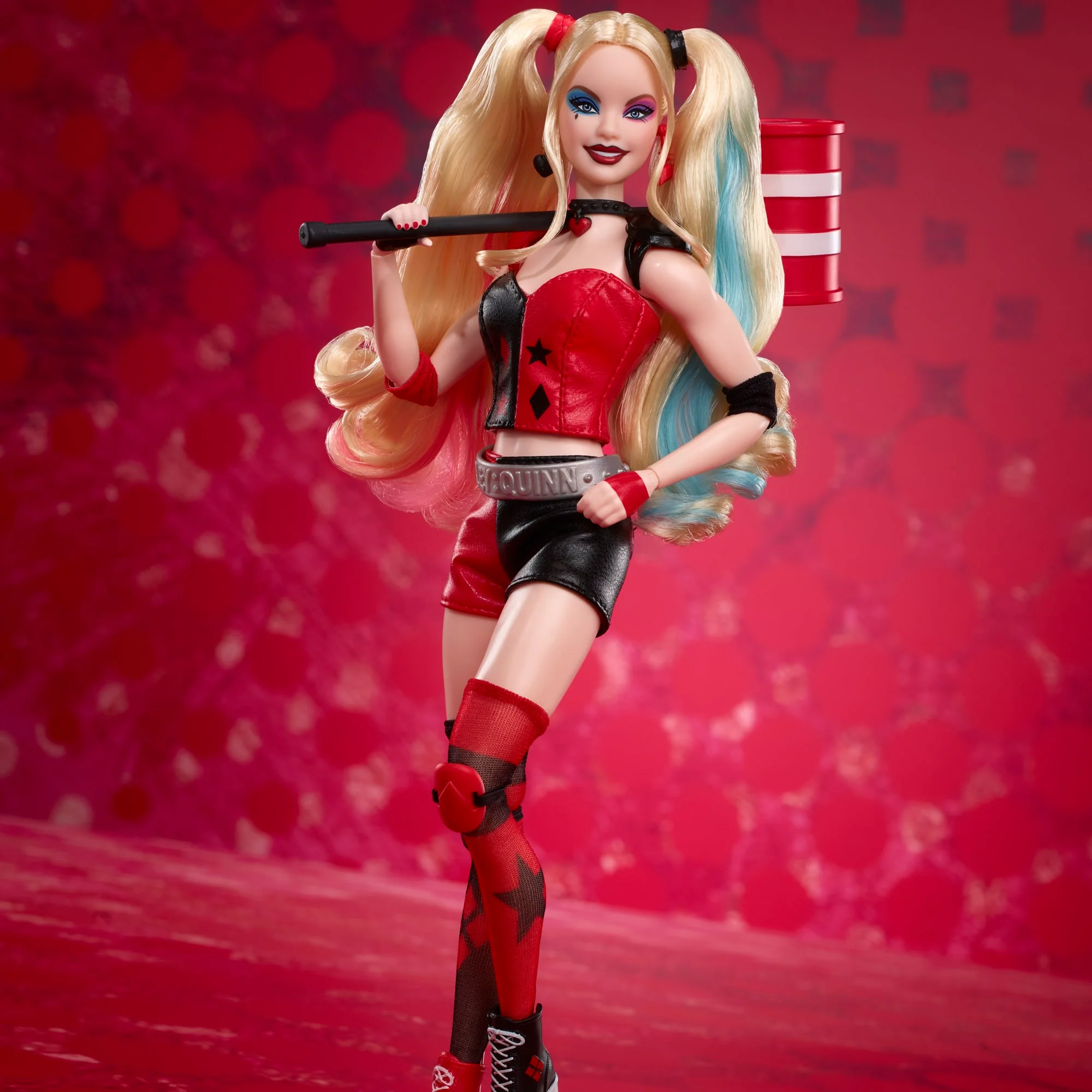 Barbie Signature Bambola Da Collezione  Harley Quinn Con Corpo Snodabile, Abbigliamento Iconico E Accessorio Per Il Martello, Da Collezione Dc Batman 85° Anniversario, Hrm84 - Image 2