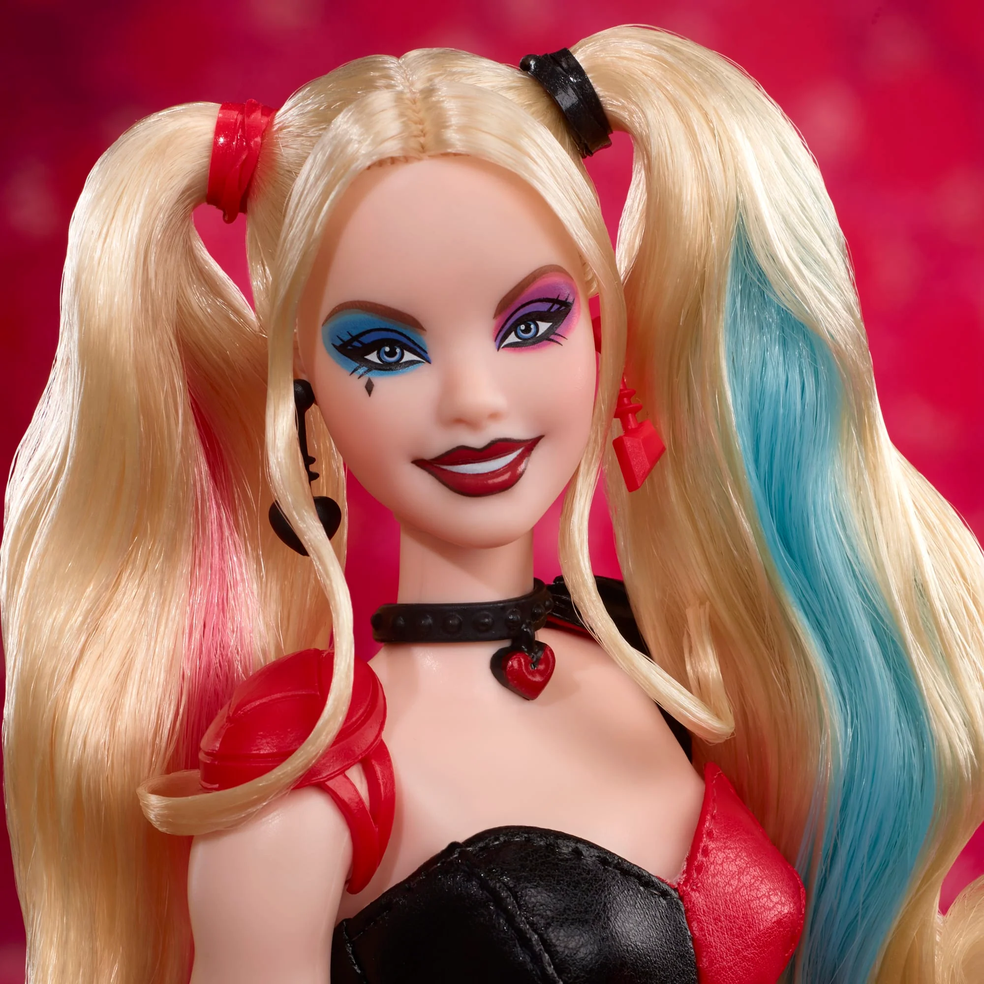 Barbie Signature Bambola Da Collezione  Harley Quinn Con Corpo Snodabile, Abbigliamento Iconico E Accessorio Per Il Martello, Da Collezione Dc Batman 85° Anniversario, Hrm84 - Image 3