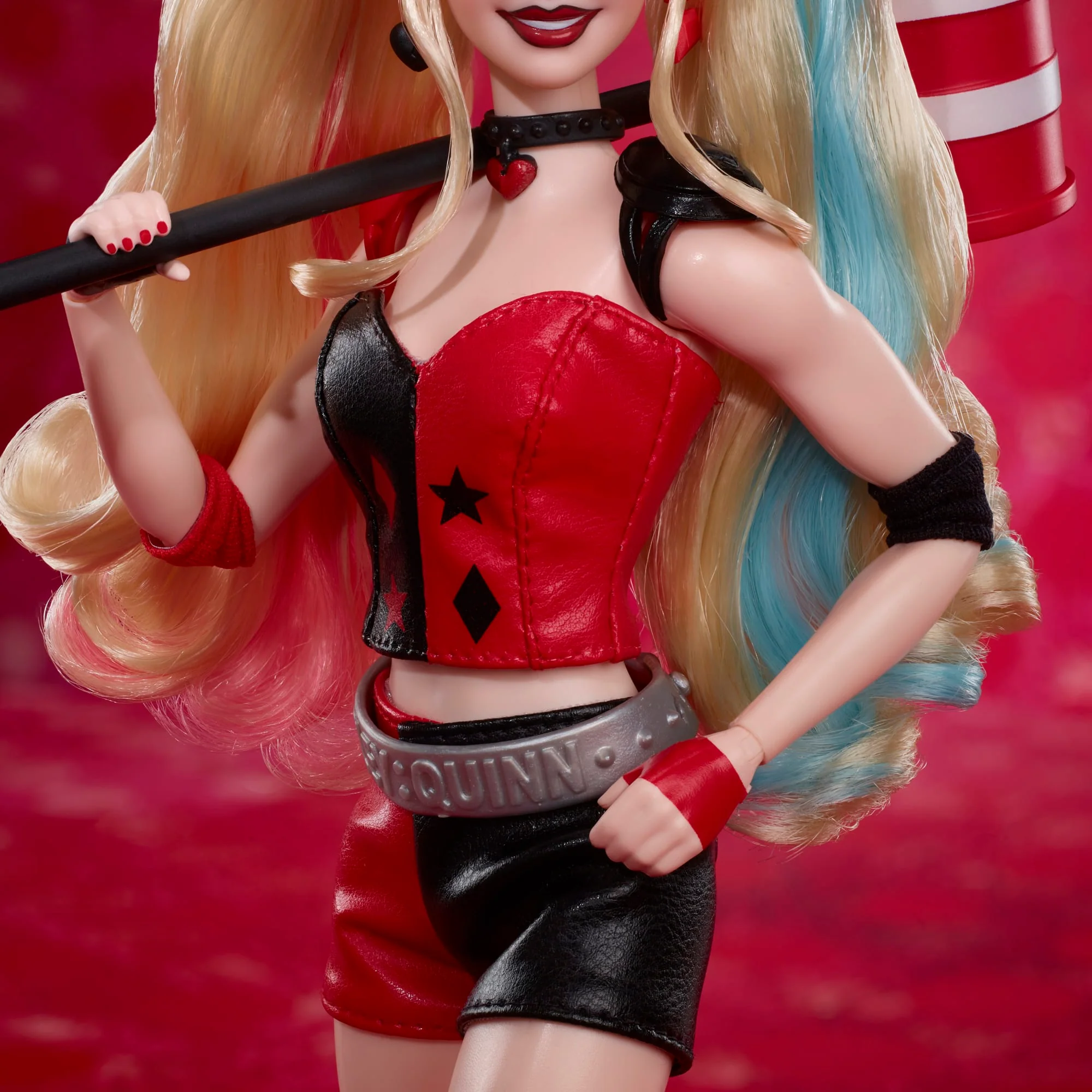 Barbie Signature Bambola Da Collezione  Harley Quinn Con Corpo Snodabile, Abbigliamento Iconico E Accessorio Per Il Martello, Da Collezione Dc Batman 85° Anniversario, Hrm84 - Image 4