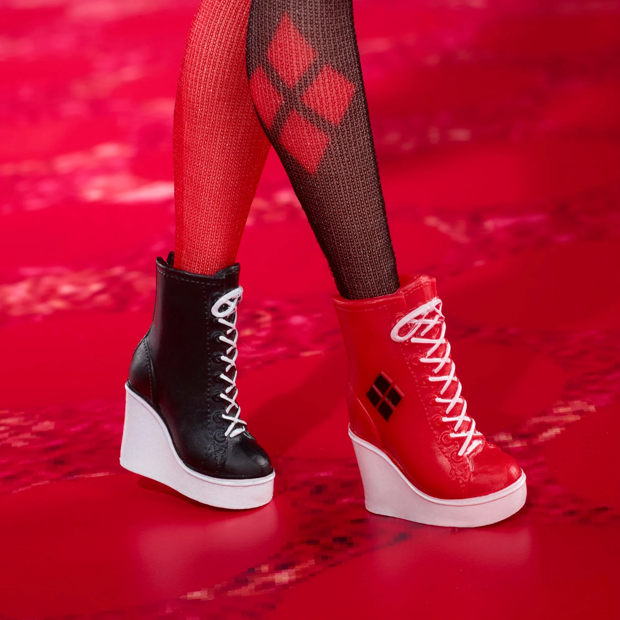 Barbie Signature Bambola Da Collezione  Harley Quinn Con Corpo Snodabile, Abbigliamento Iconico E Accessorio Per Il Martello, Da Collezione Dc Batman 85° Anniversario, Hrm84 - Image 5