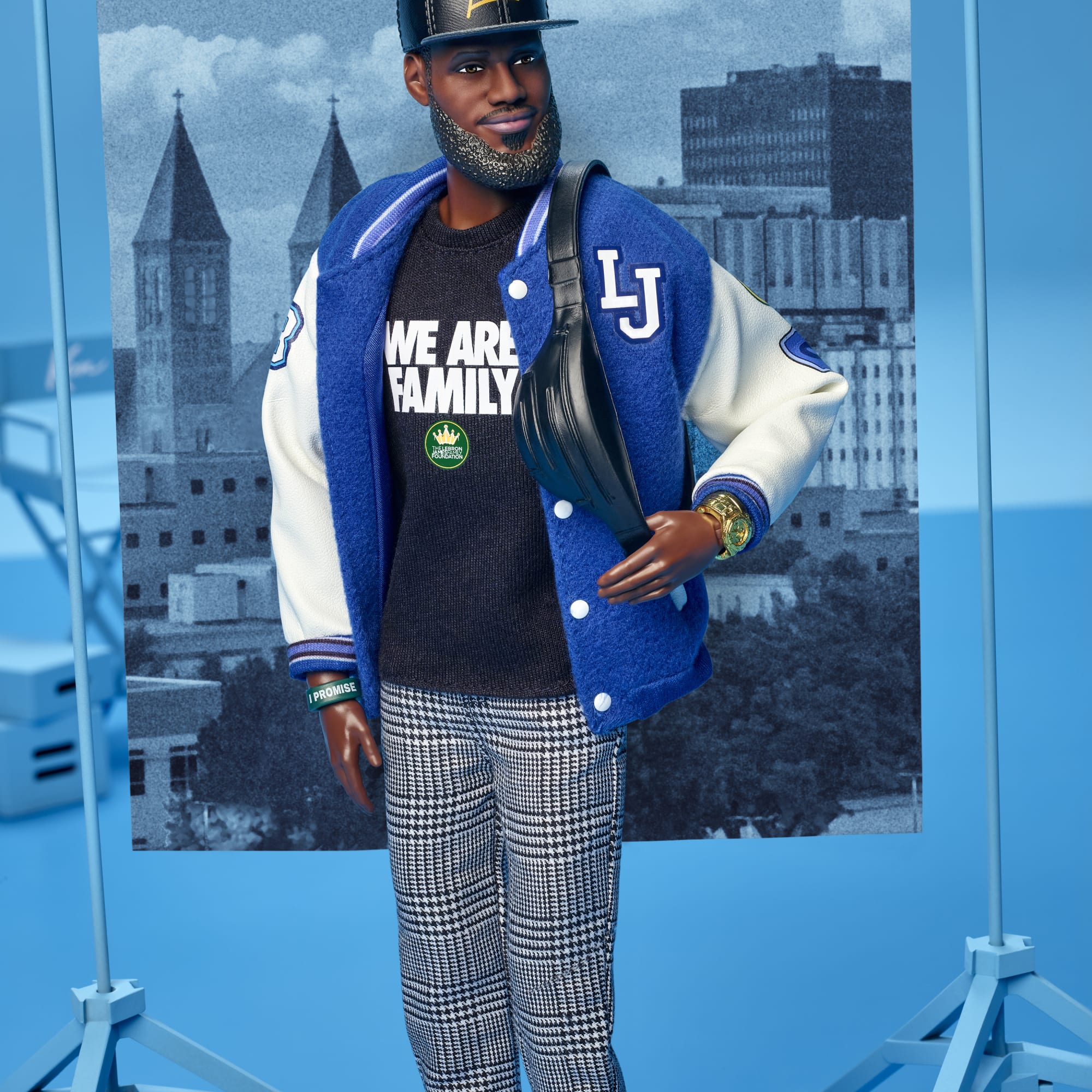 Barbie Signature Lebron James Kenbassadors, Bambola Da Collezione Con Giacca in Stile College E Accessori - Image 4