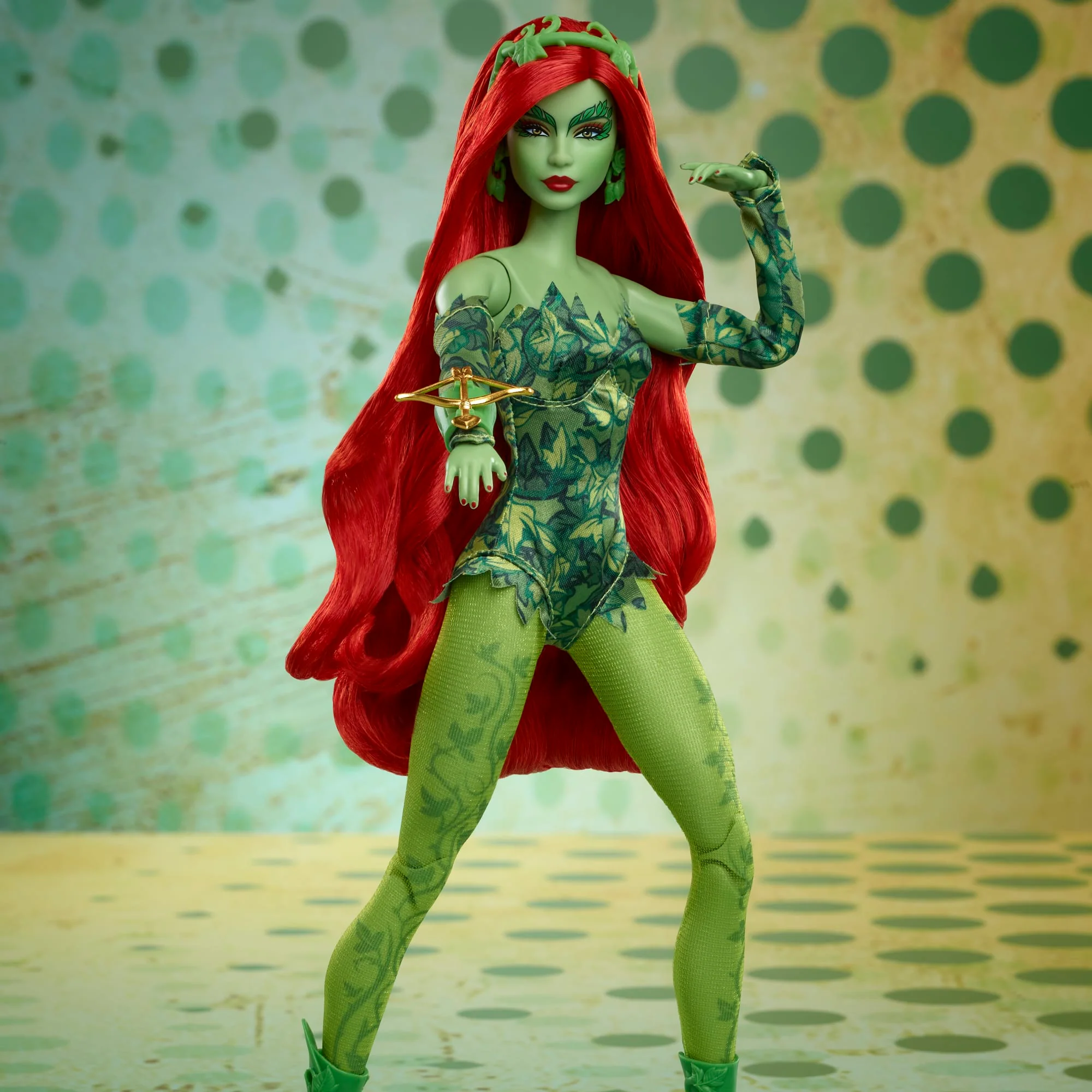 Barbie Signature Poison Ivy, Bambola Da Collezione Con Corpo Snodabile, Abito Iconico E Accessori, Da Collezione Dc Batman 85° Anniversario, Hrm51 - Image 2