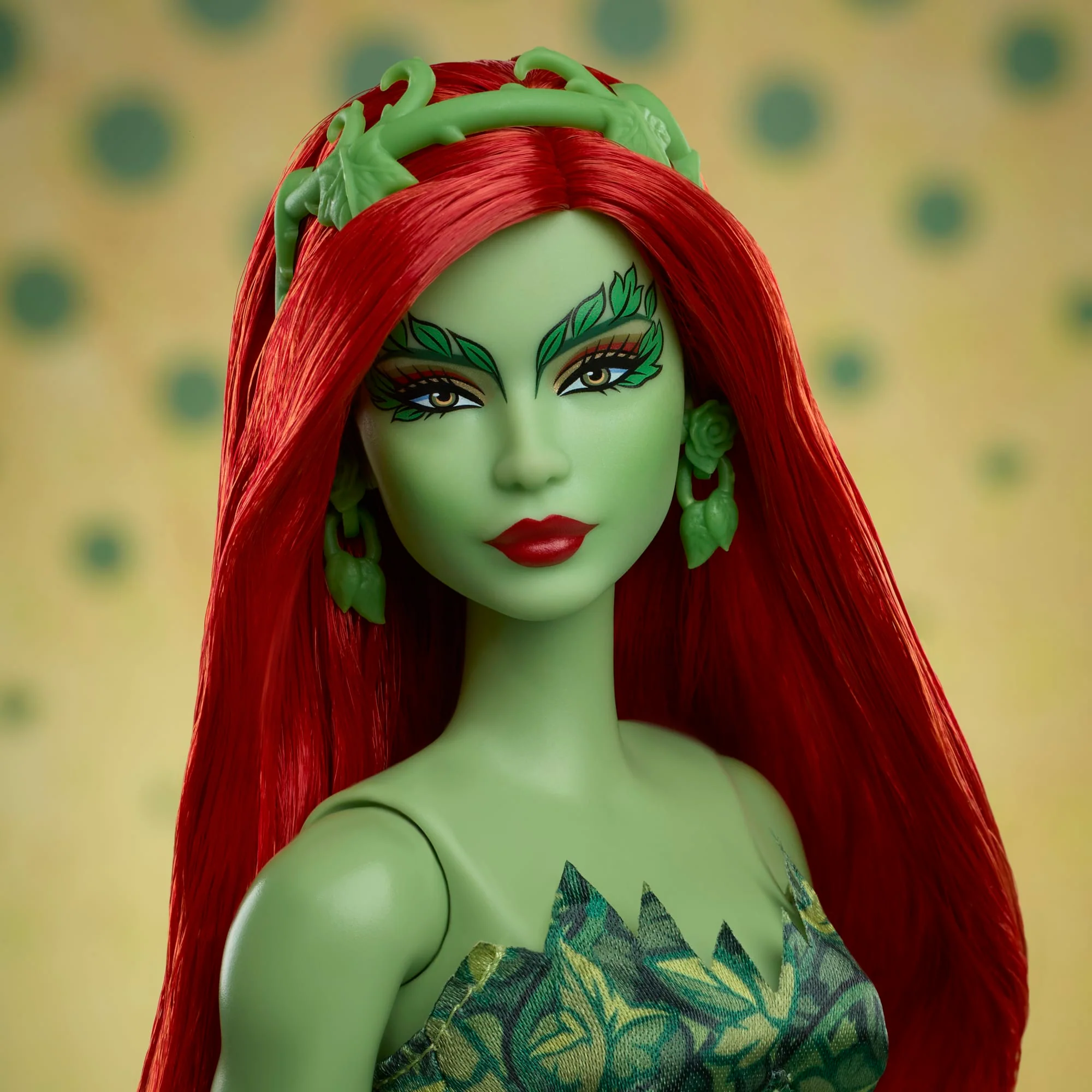 Barbie Signature Poison Ivy, Bambola Da Collezione Con Corpo Snodabile, Abito Iconico E Accessori, Da Collezione Dc Batman 85° Anniversario, Hrm51 - Image 3