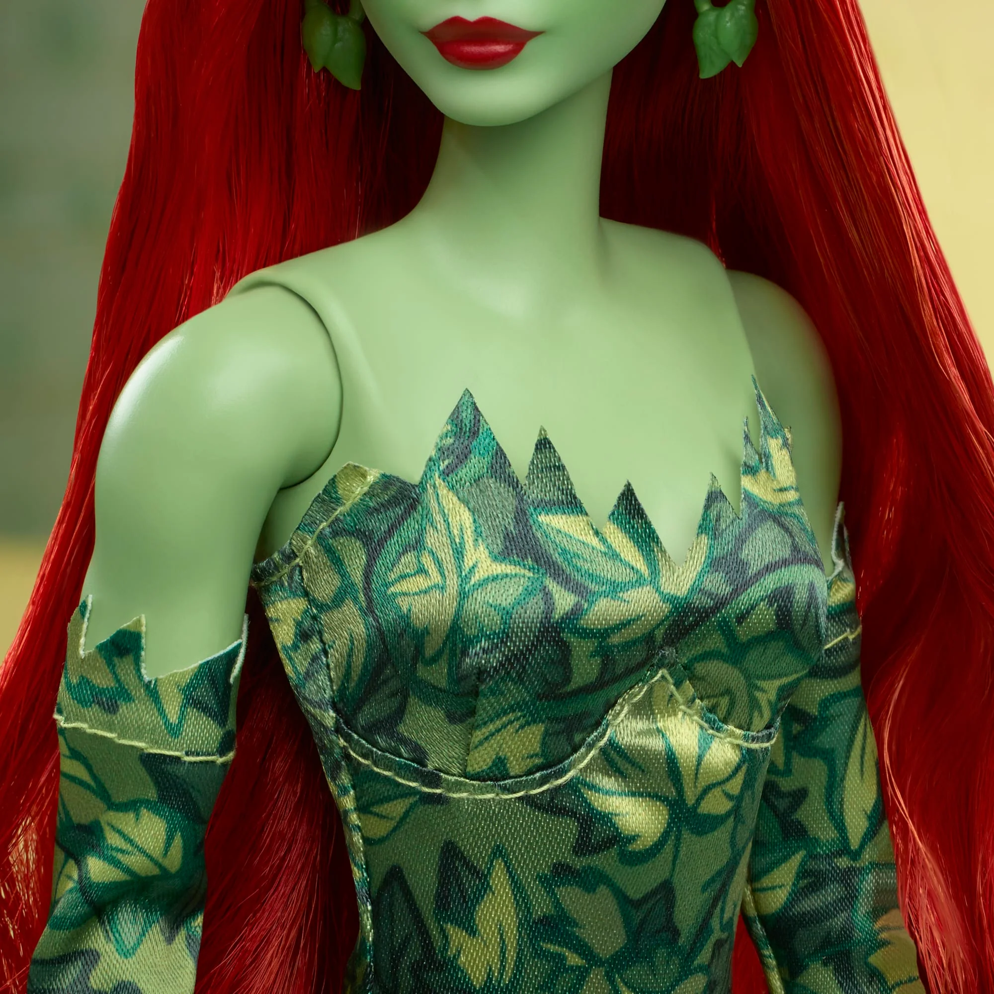 Barbie Signature Poison Ivy, Bambola Da Collezione Con Corpo Snodabile, Abito Iconico E Accessori, Da Collezione Dc Batman 85° Anniversario, Hrm51 - Image 4