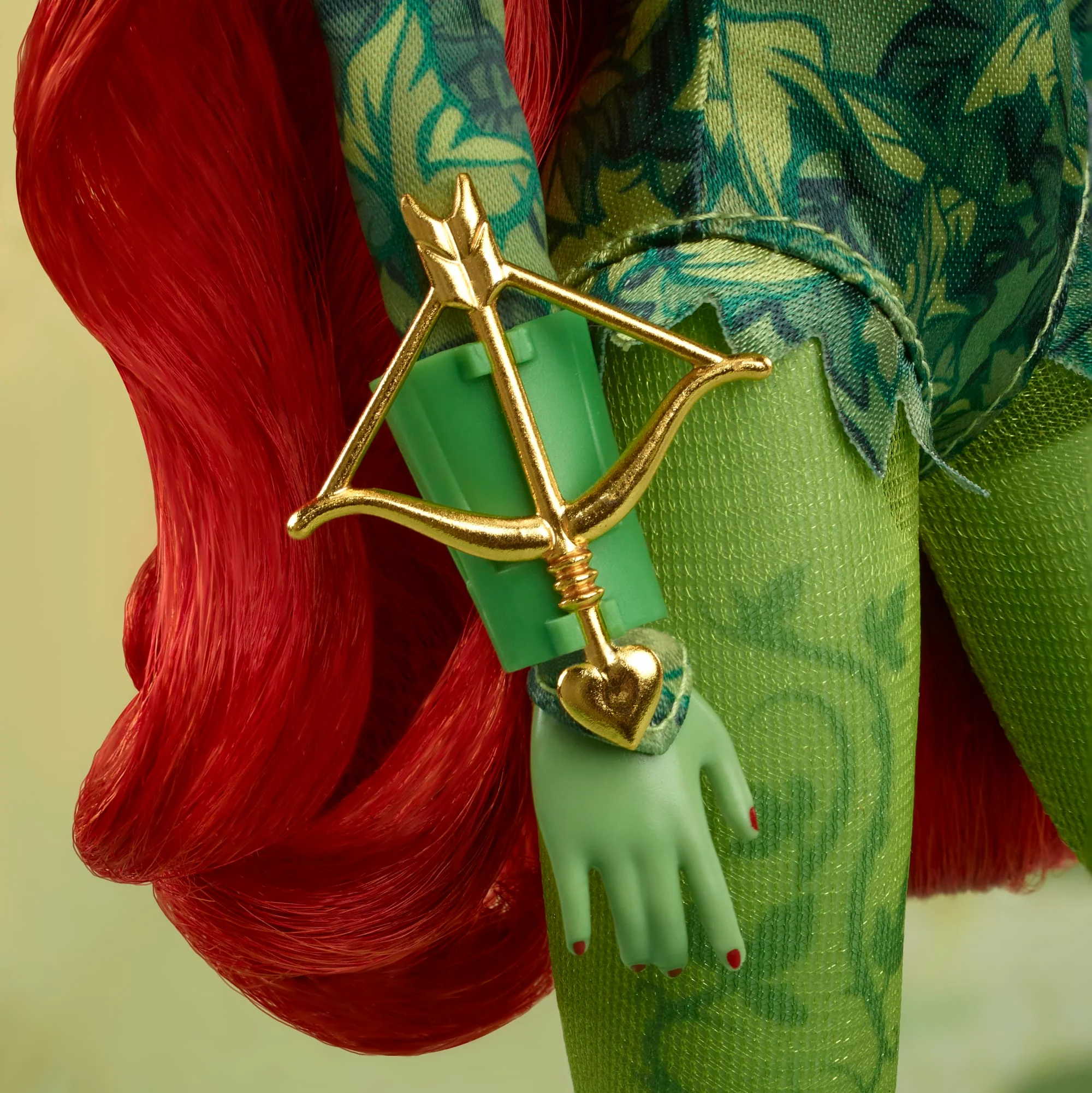 Barbie Signature Poison Ivy, Bambola Da Collezione Con Corpo Snodabile, Abito Iconico E Accessori, Da Collezione Dc Batman 85° Anniversario, Hrm51 - Image 5